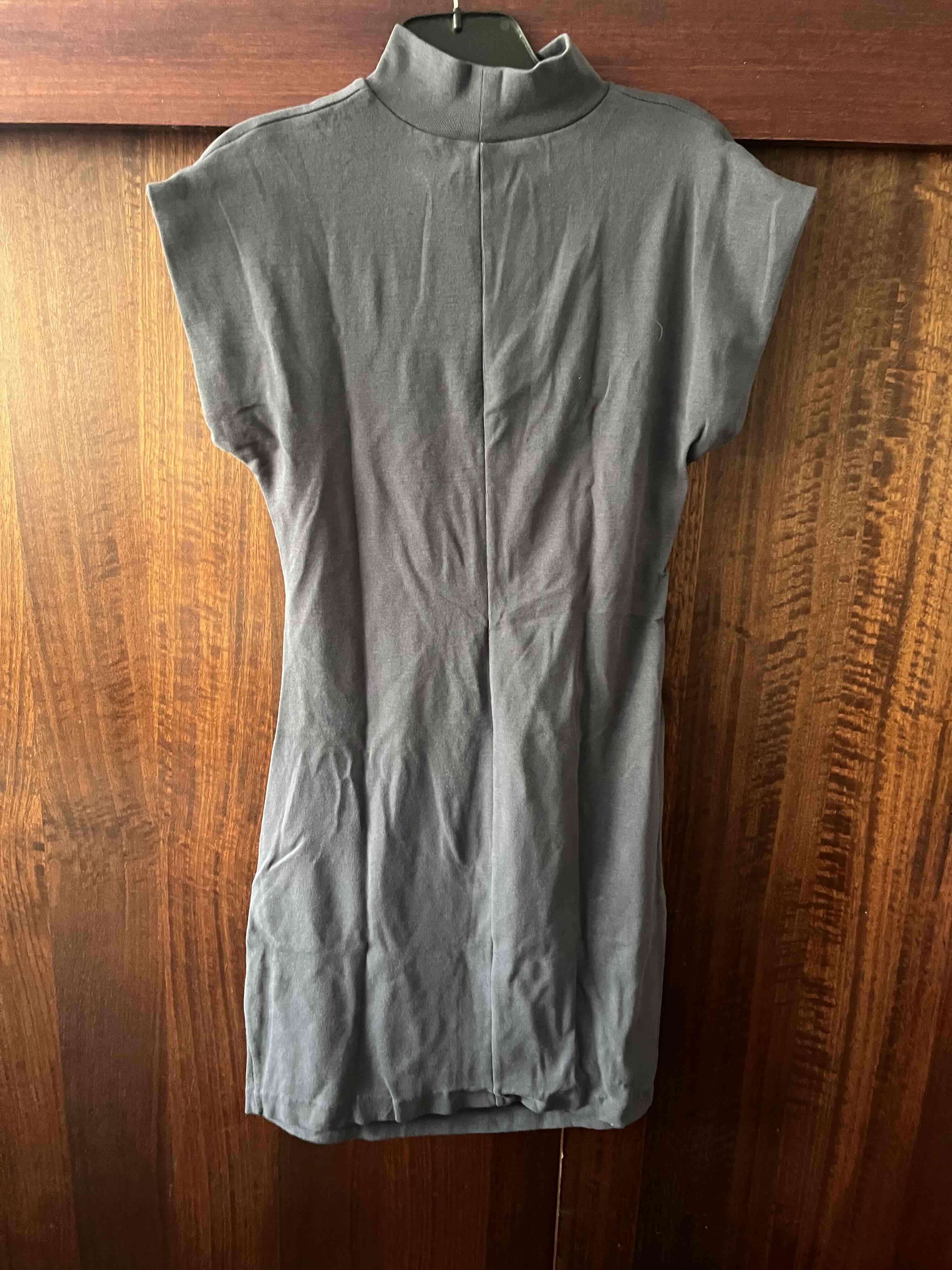 Vestido gris cuello alto - miniatura 2