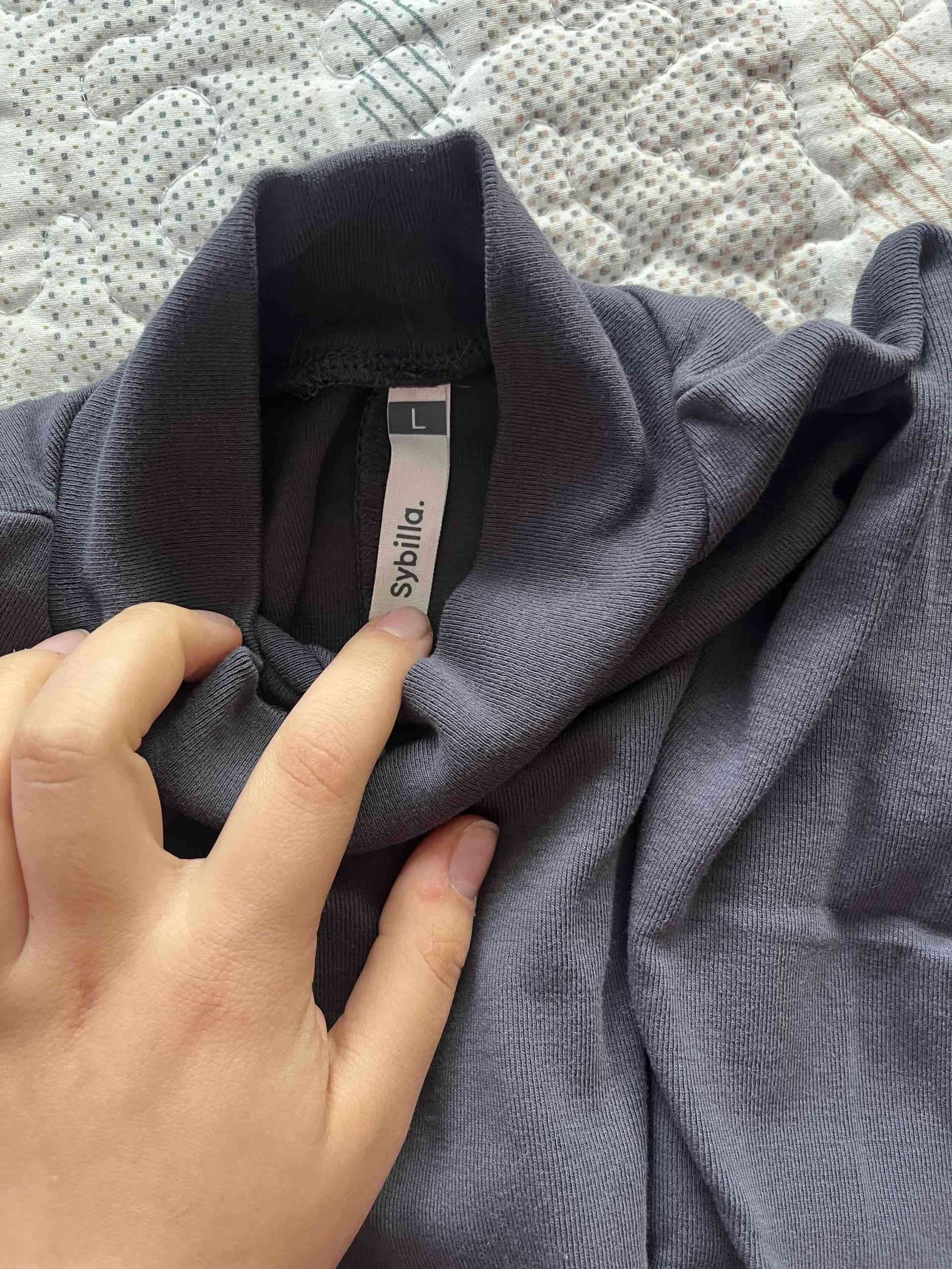 Vestido gris cuello alto - miniatura 3