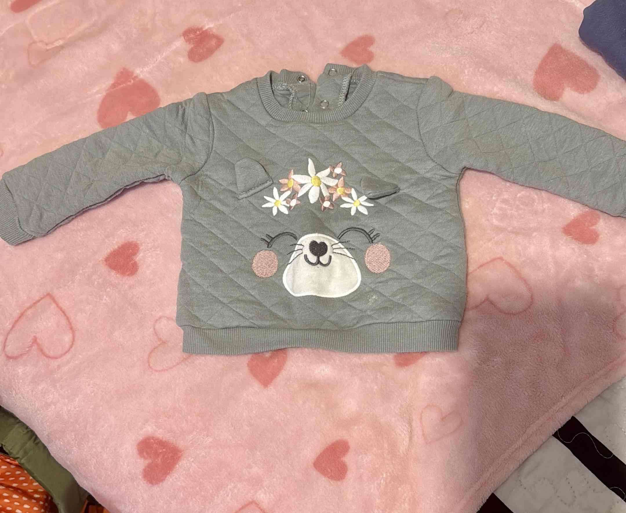 Polerón gris infantil con diseño