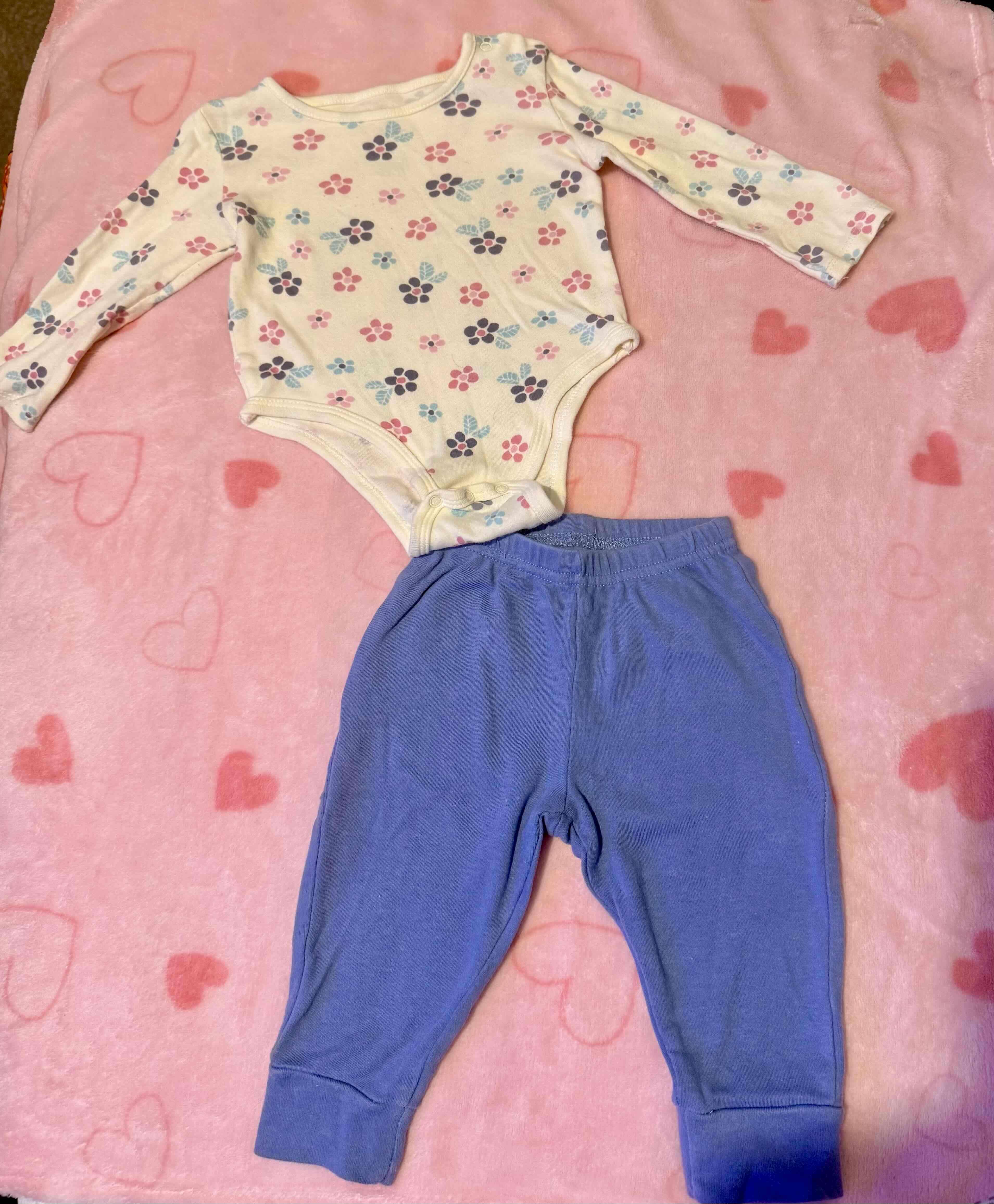 Conjunto bebé body y pantalón