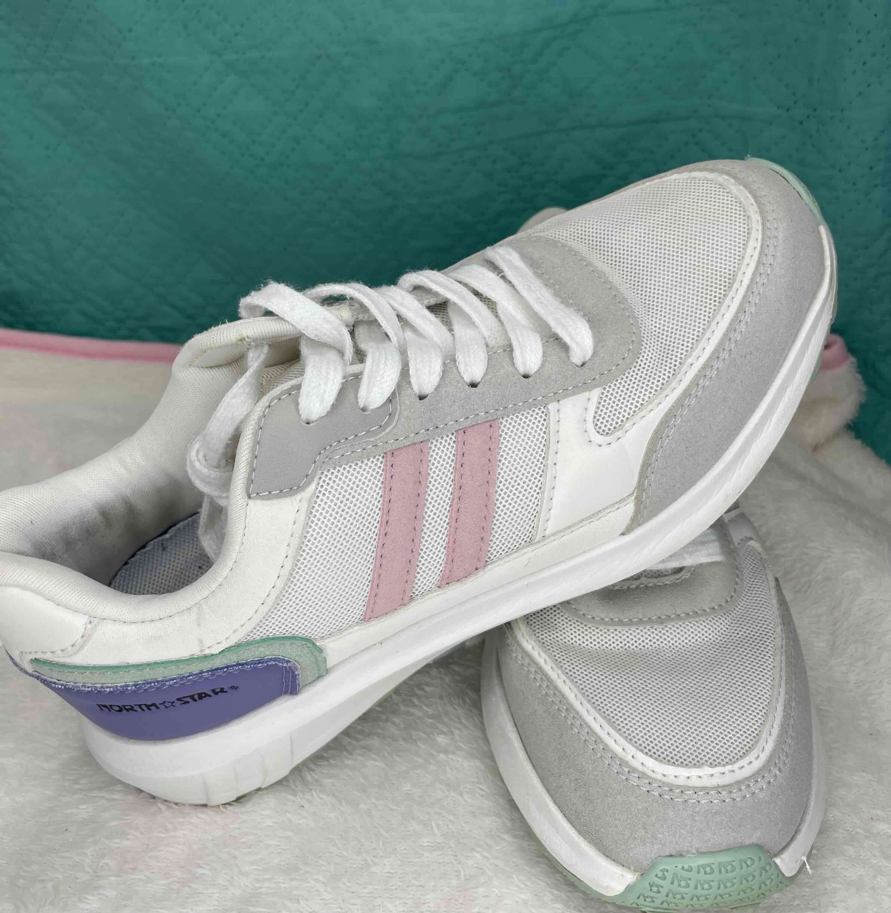 Zapatillas blancas y rosadas - miniatura 1