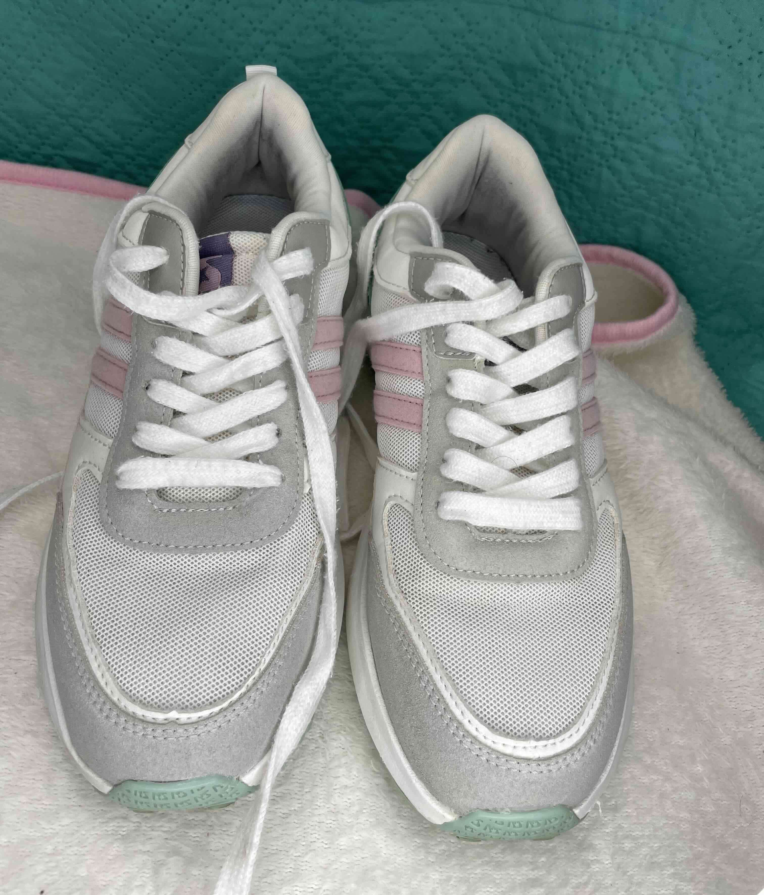Zapatillas blancas y rosadas - miniatura 2