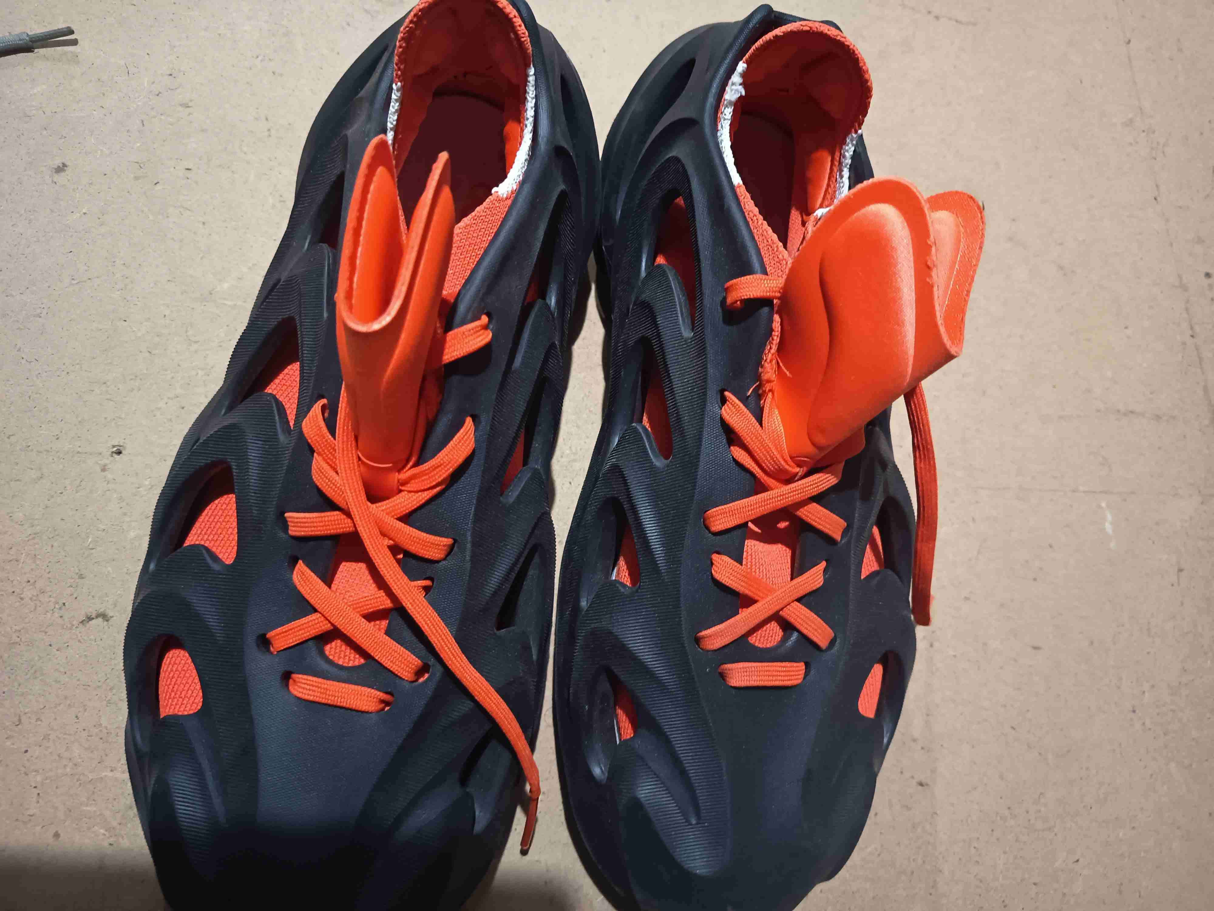 Zapatillas deportivas negras y naranjas