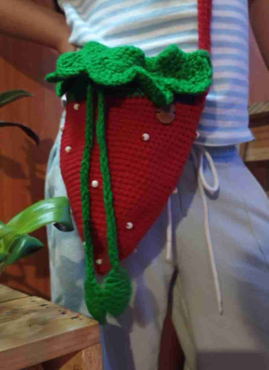 Bolso tejido en forma de fresa - miniatura 1
