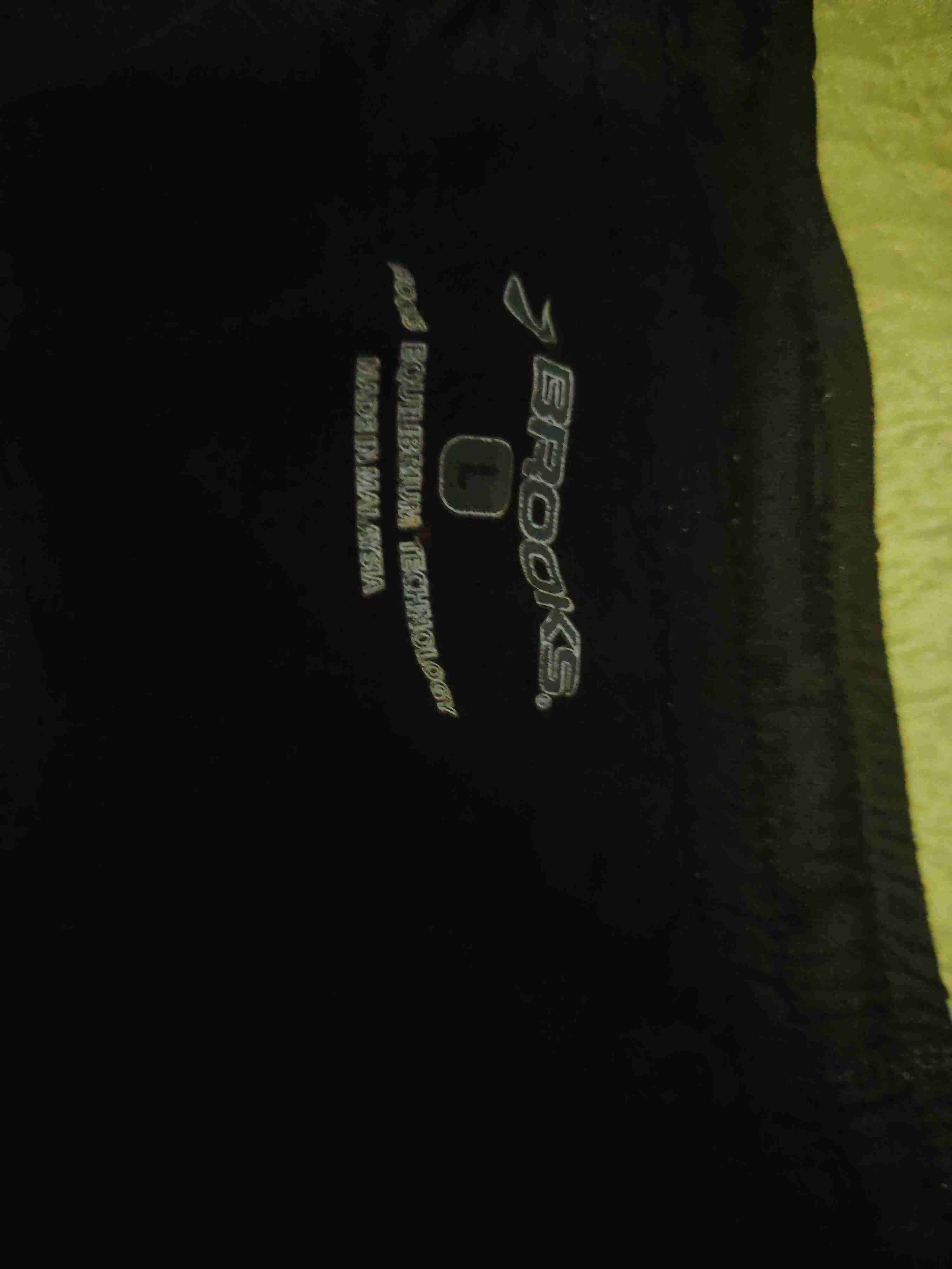 Shorts deportivos negros y rojos - miniatura 2