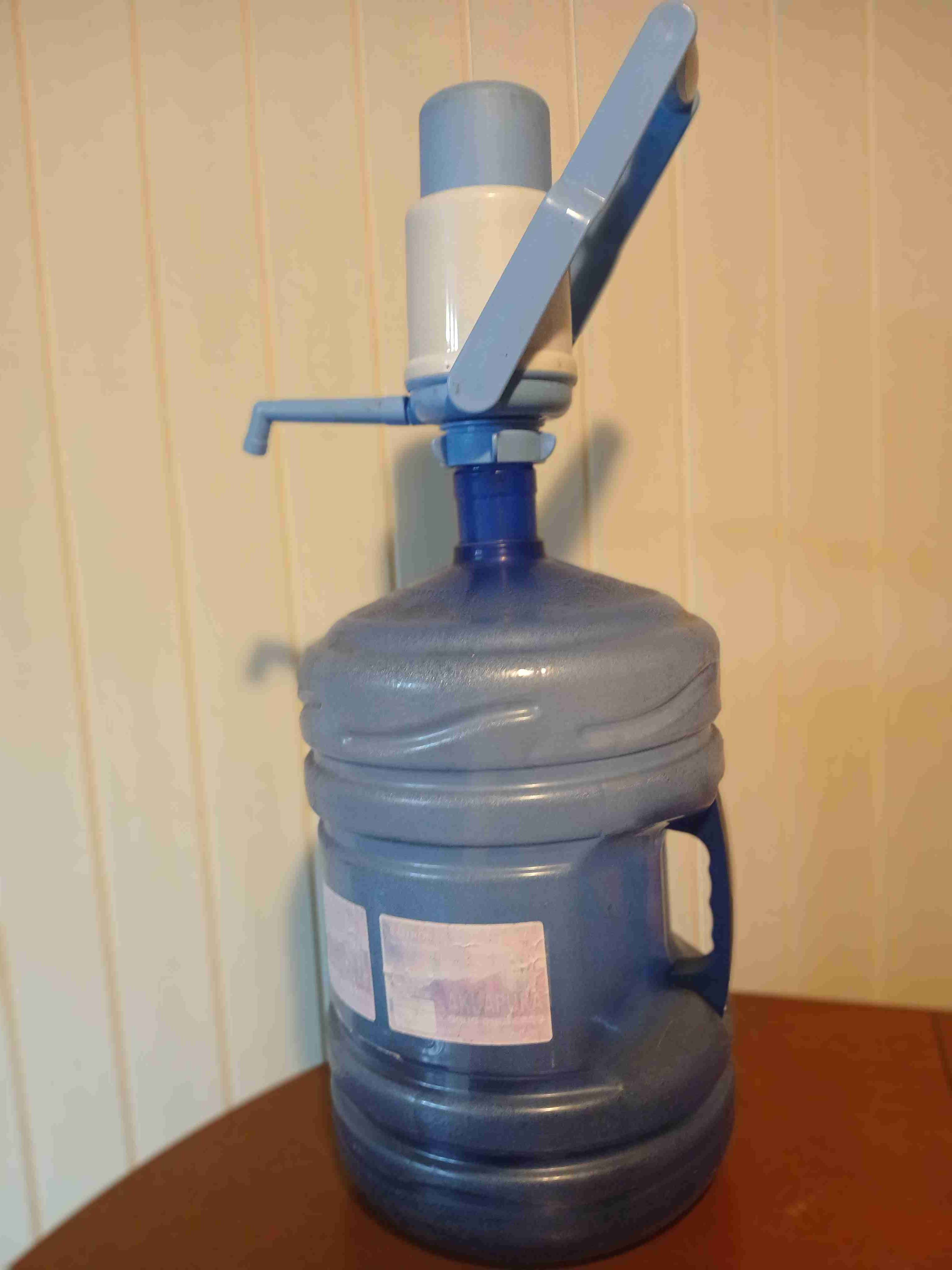 Botella con bomba manual