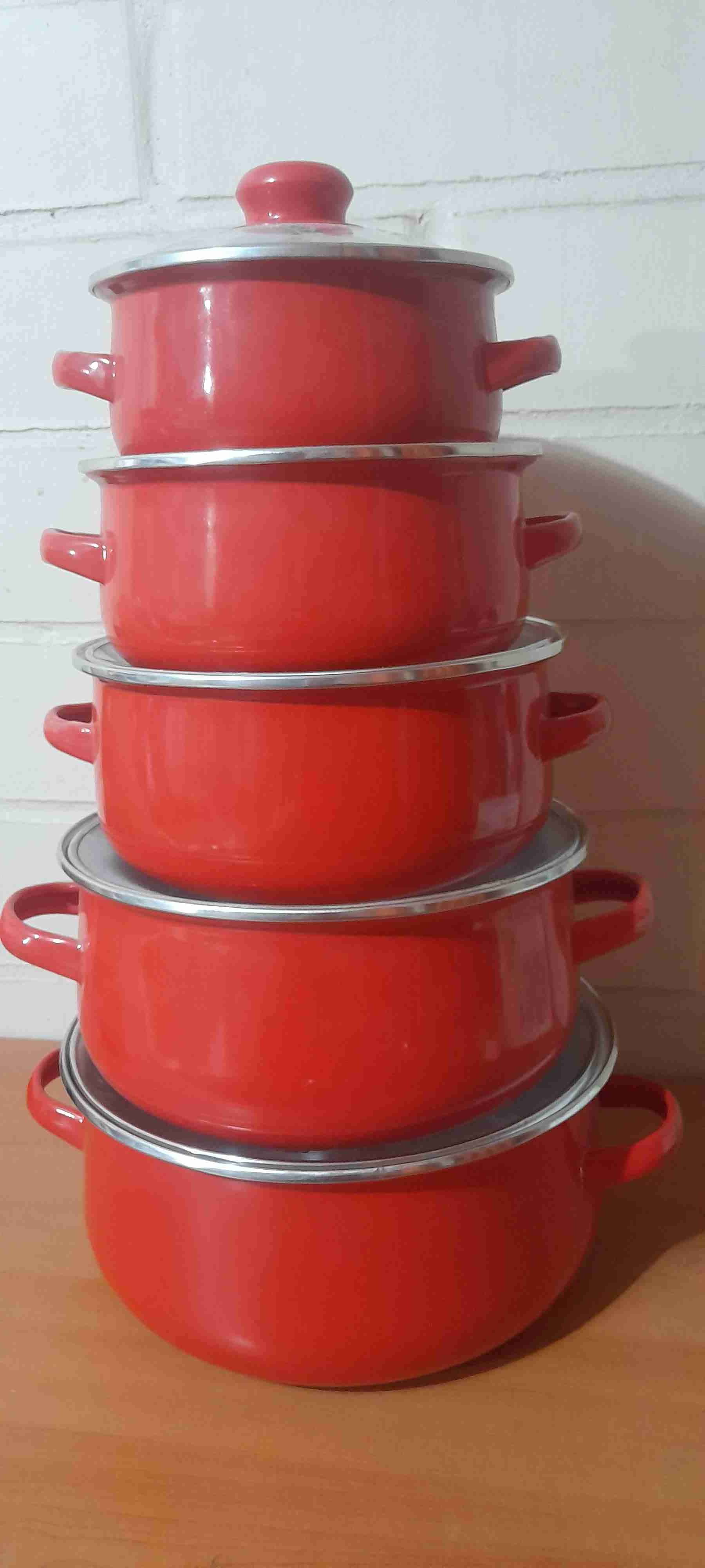 Juego de ollas rojas apilables