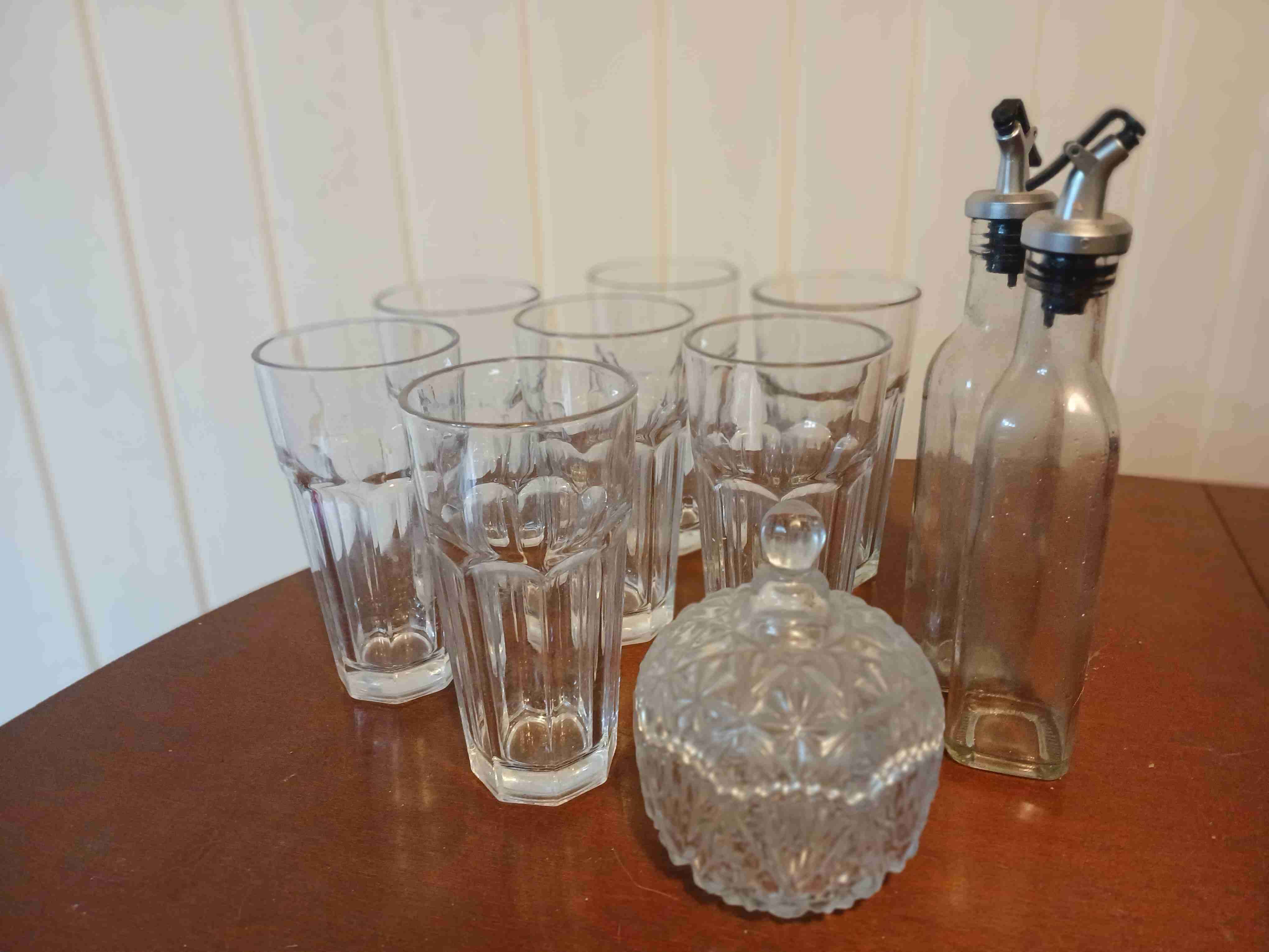 Set de vasos y botellas de vidrio