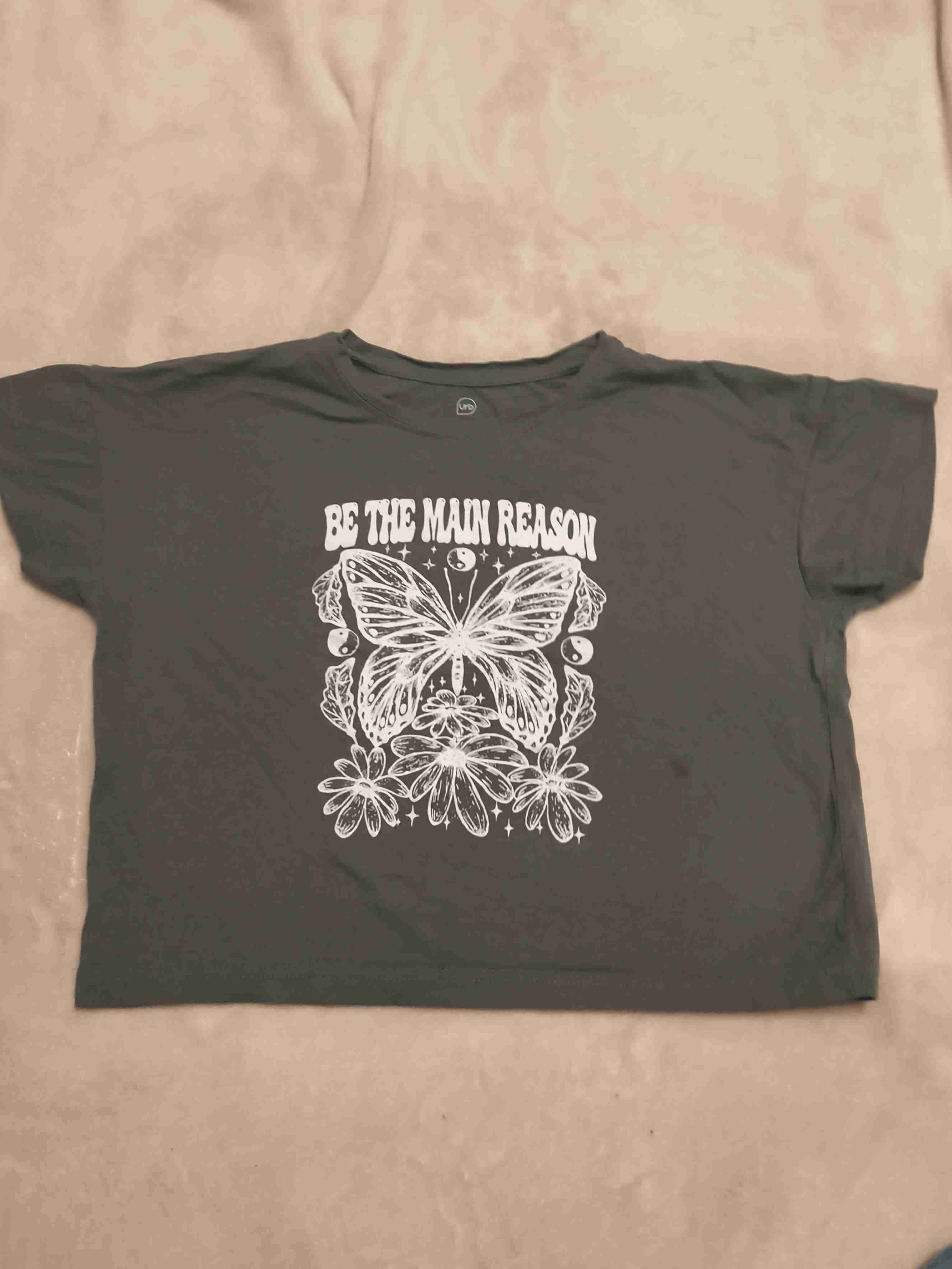 Polera negra con mariposa estampada