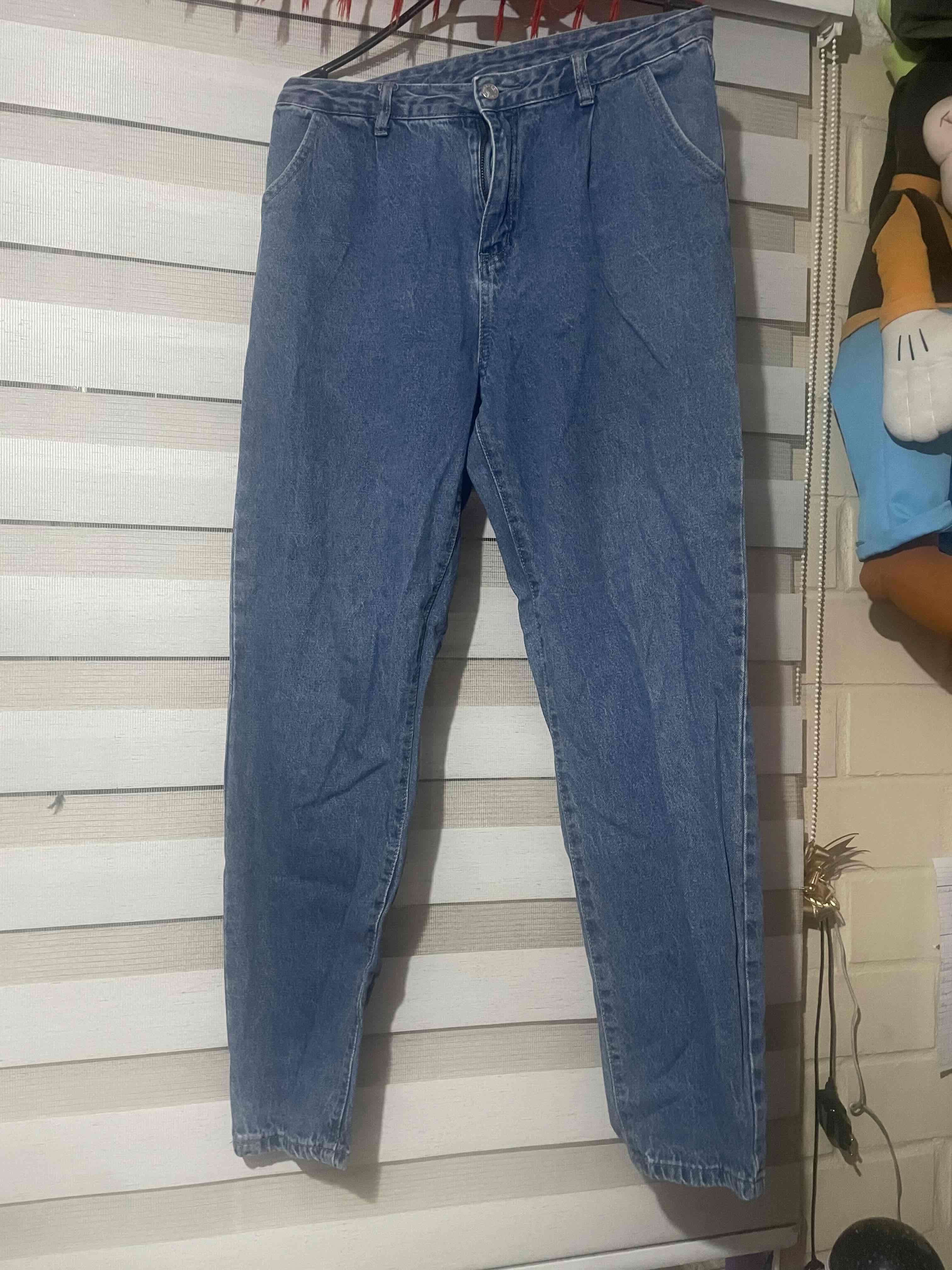 Jeans azules y negros clásicos de mezclilla - miniatura 1