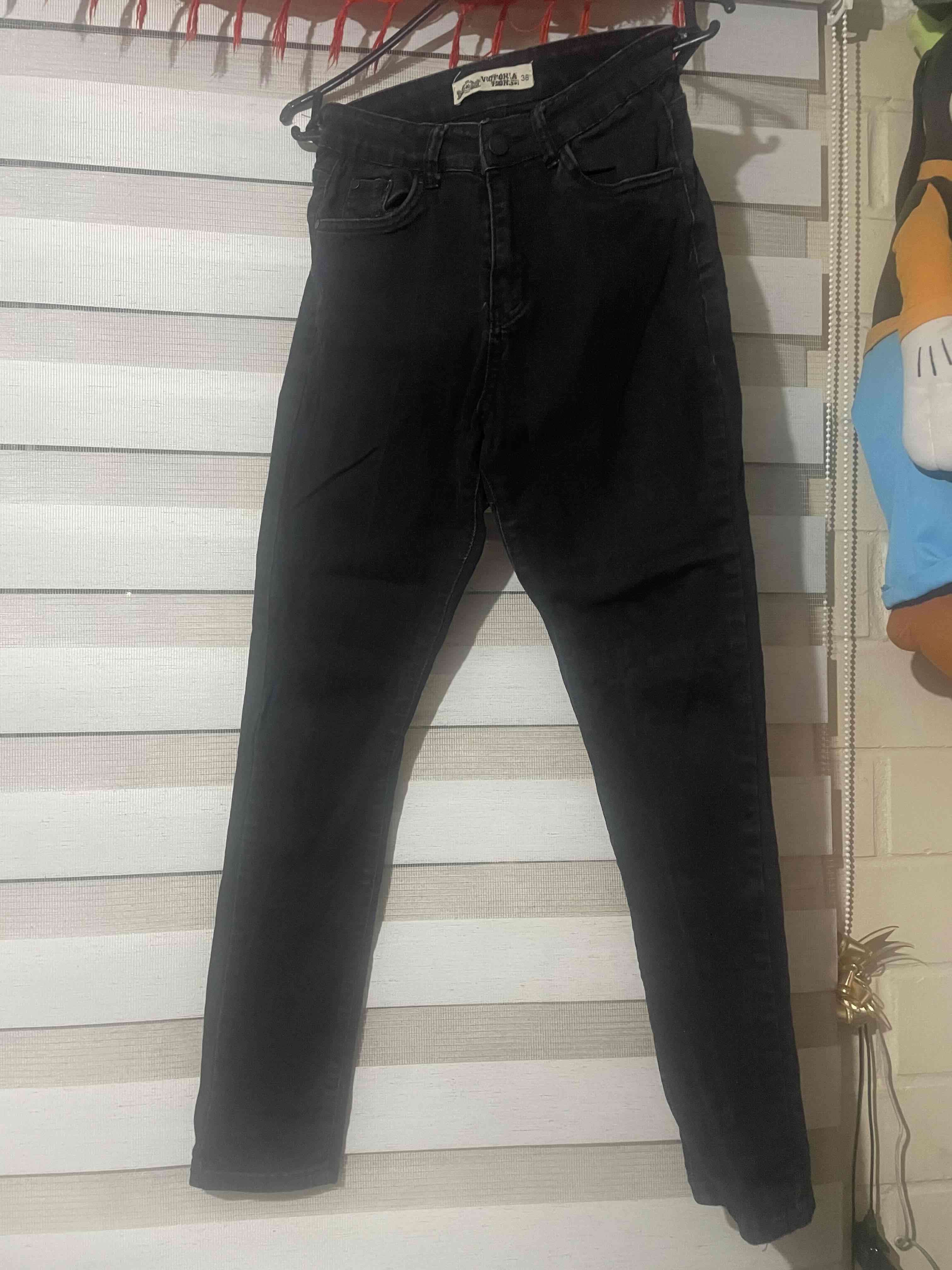 Jeans azules y negros clásicos de mezclilla - miniatura 2