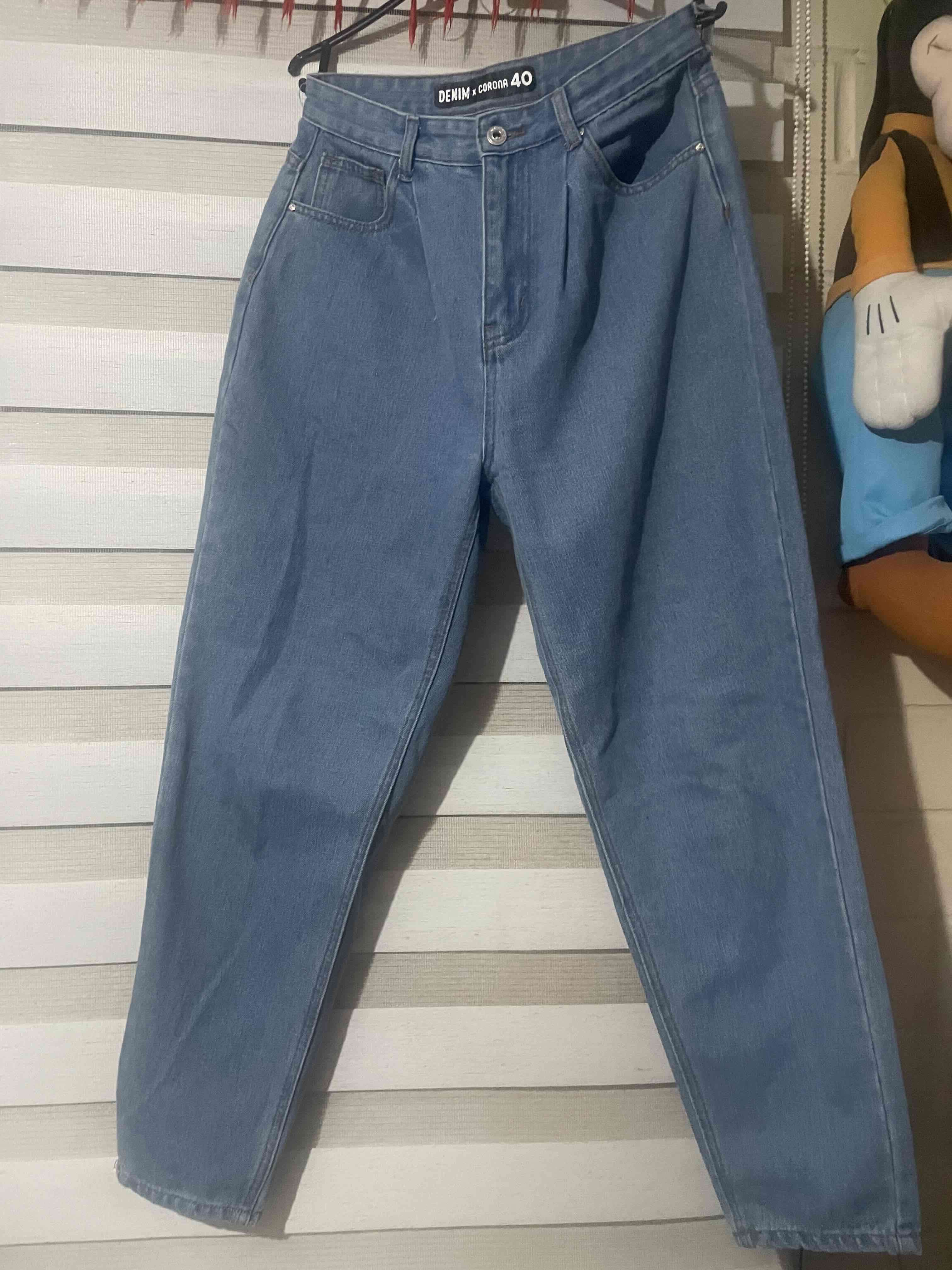 Jeans azules y negros clásicos de mezclilla - miniatura 3