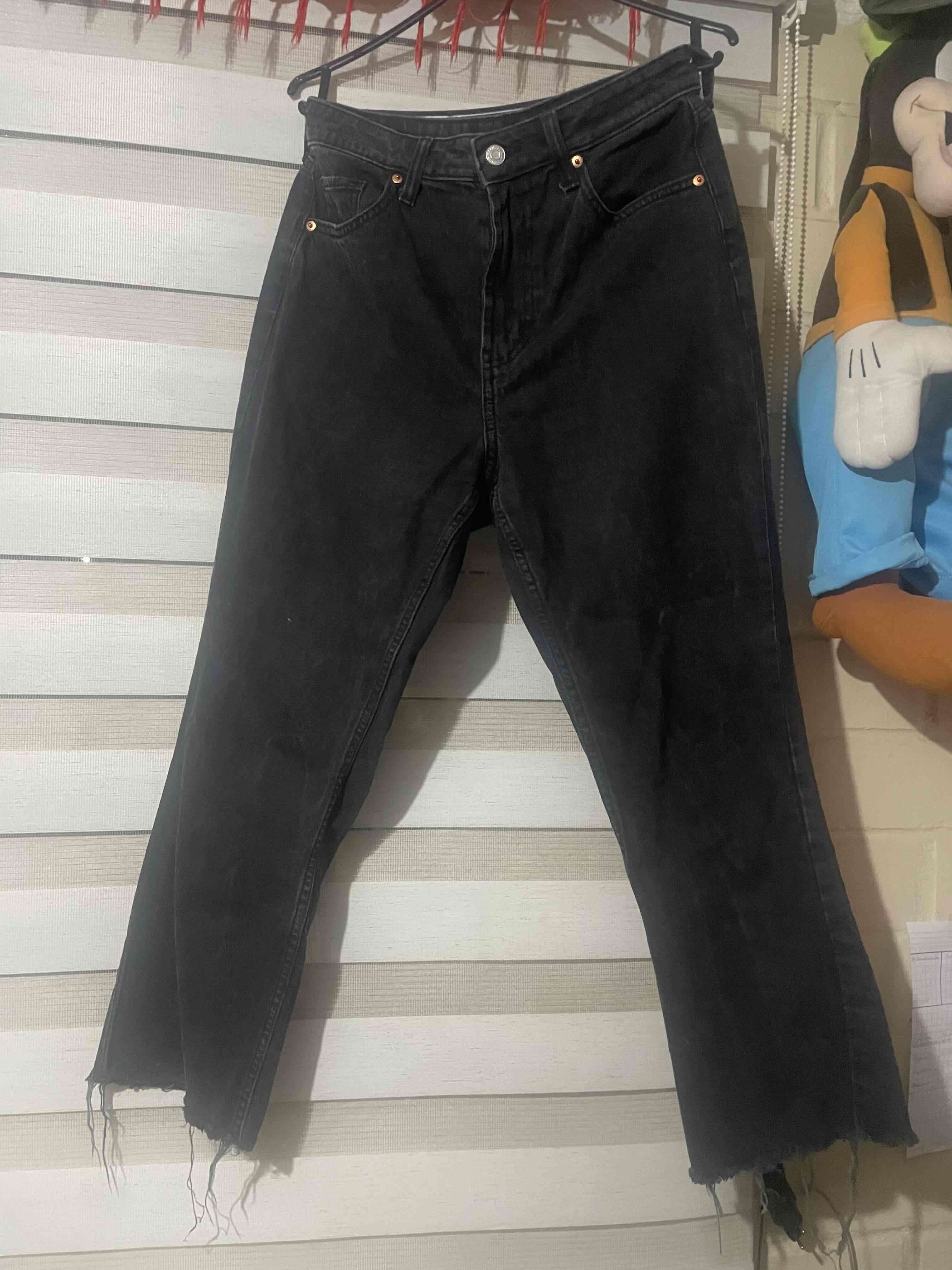 Jeans azules y negros clásicos de mezclilla - miniatura 4