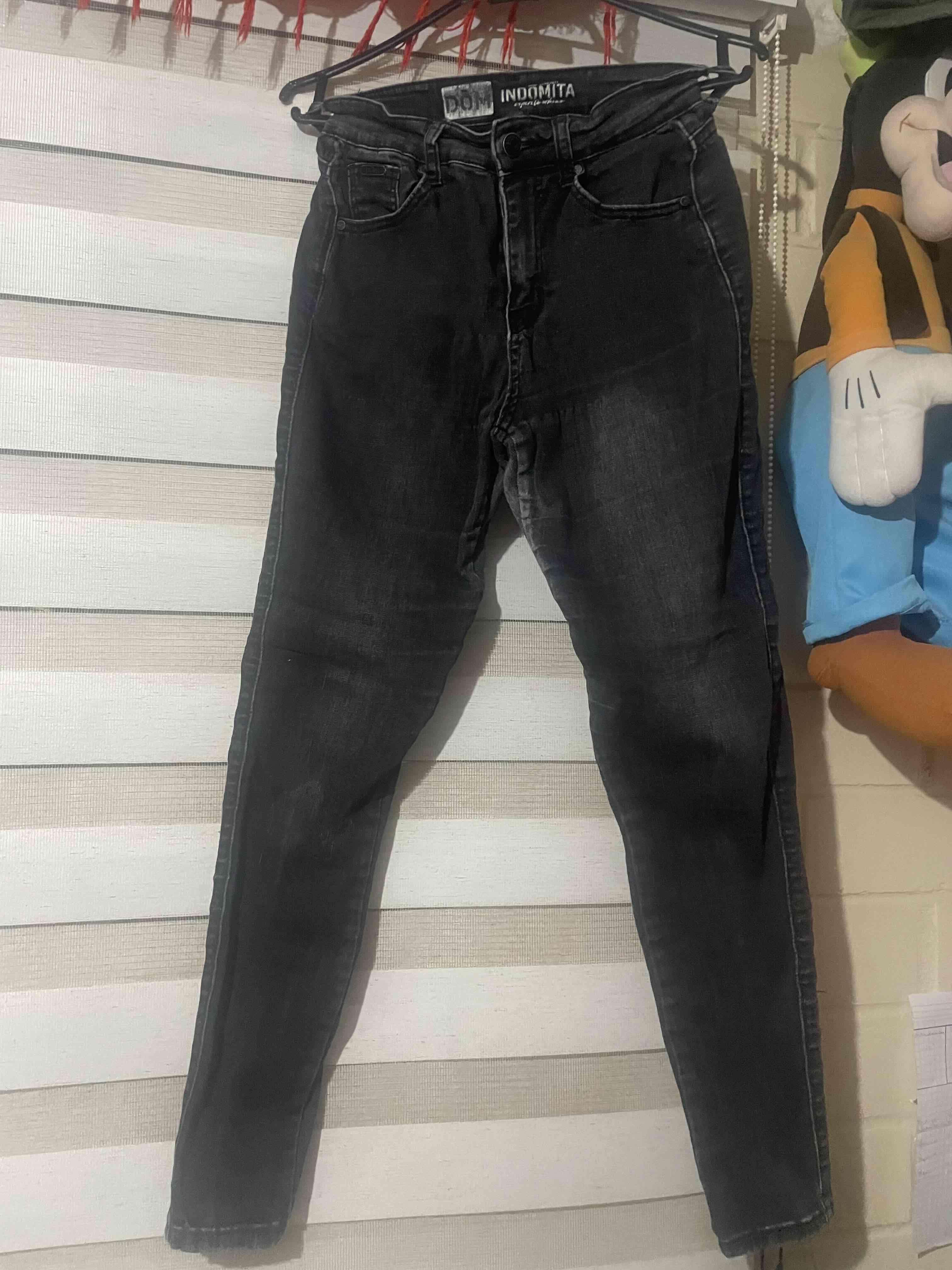 Jeans azules y negros clásicos de mezclilla - miniatura 5