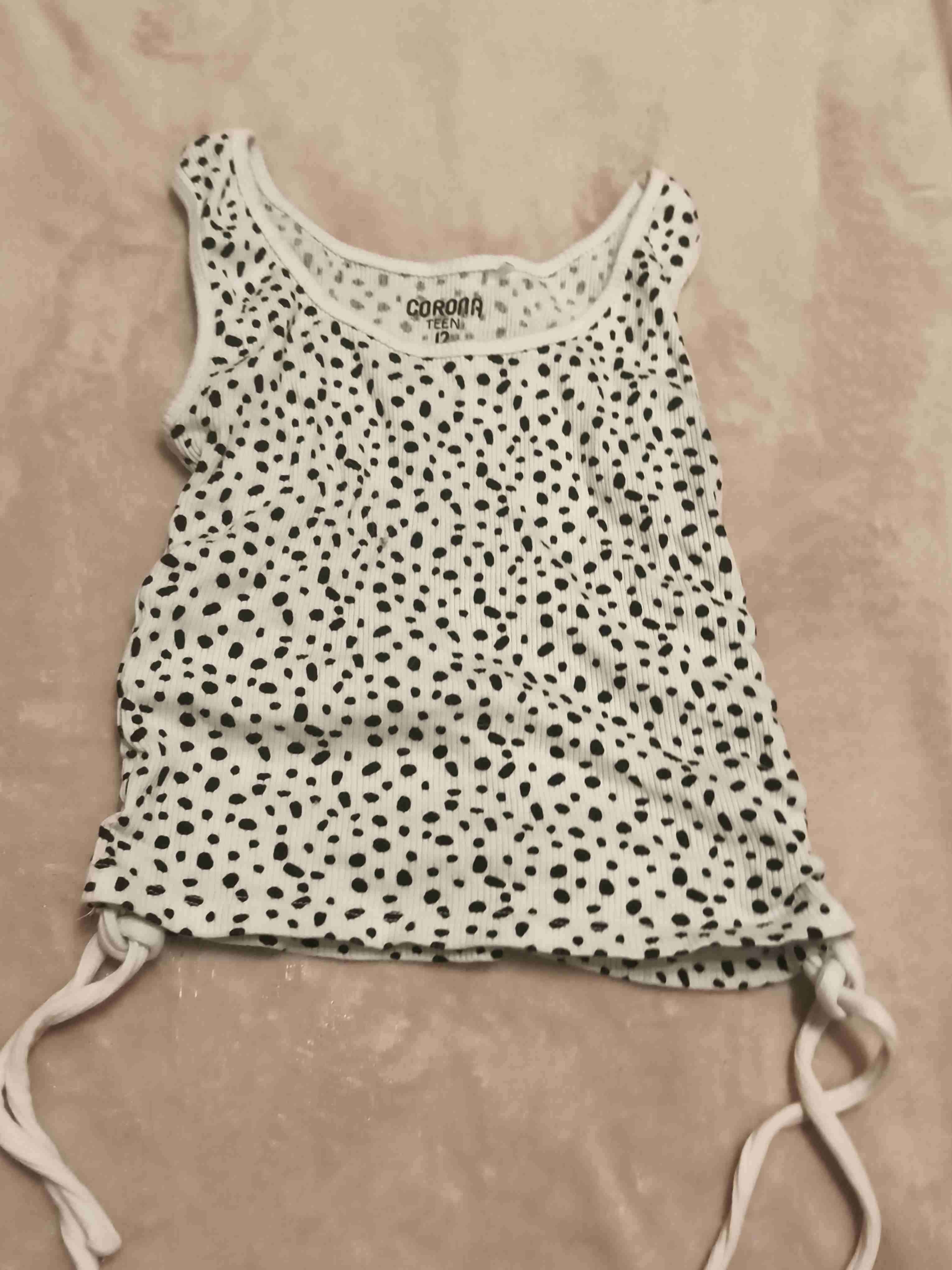Polera blanca con lunares negros