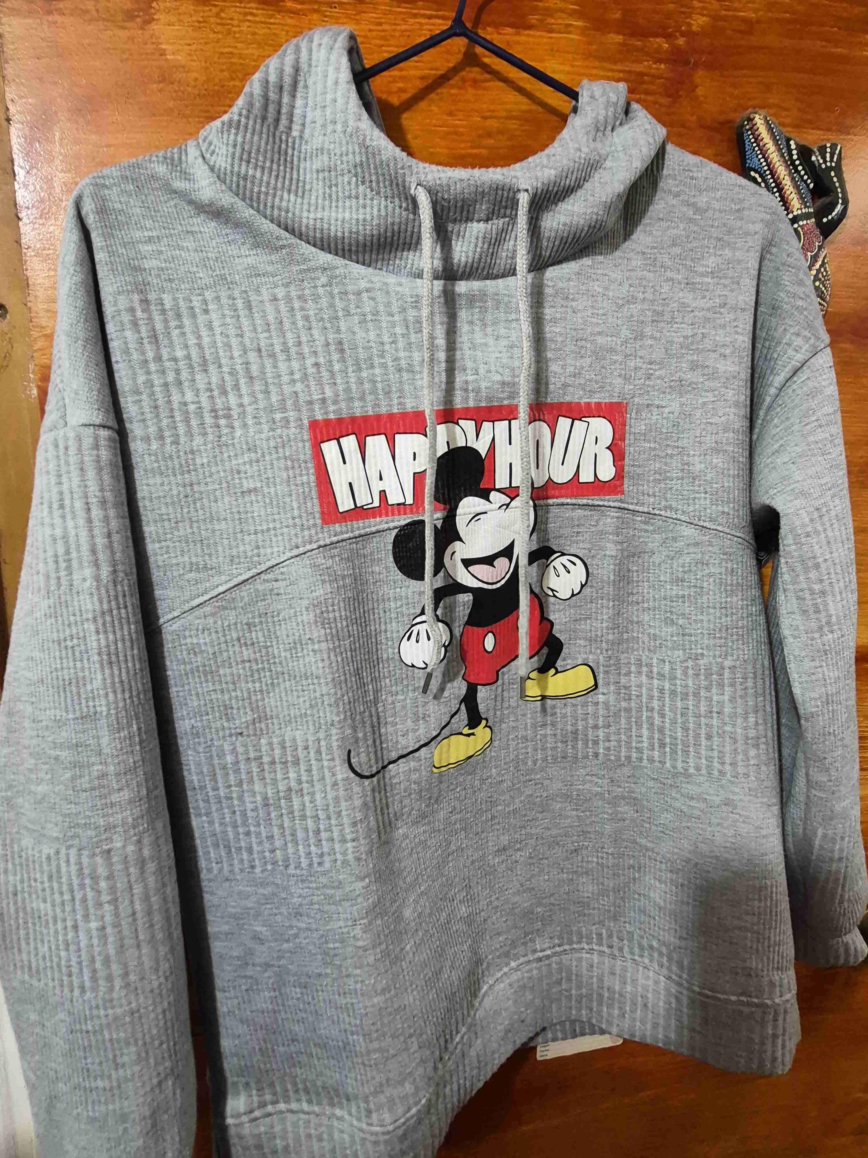 Polerón gris con diseño divertido