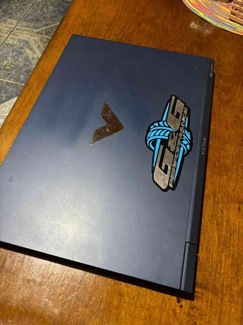 Laptop HP Victus con sticker - miniatura 1