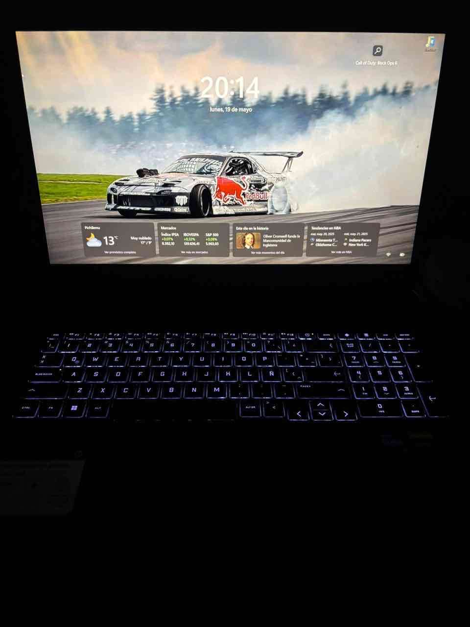 Laptop HP Victus con sticker - miniatura 2