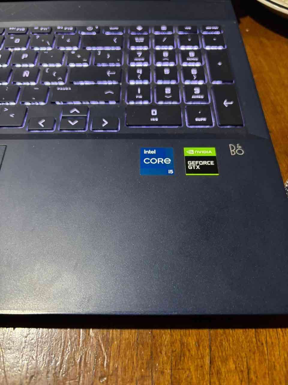 Laptop HP Victus con sticker - miniatura 3