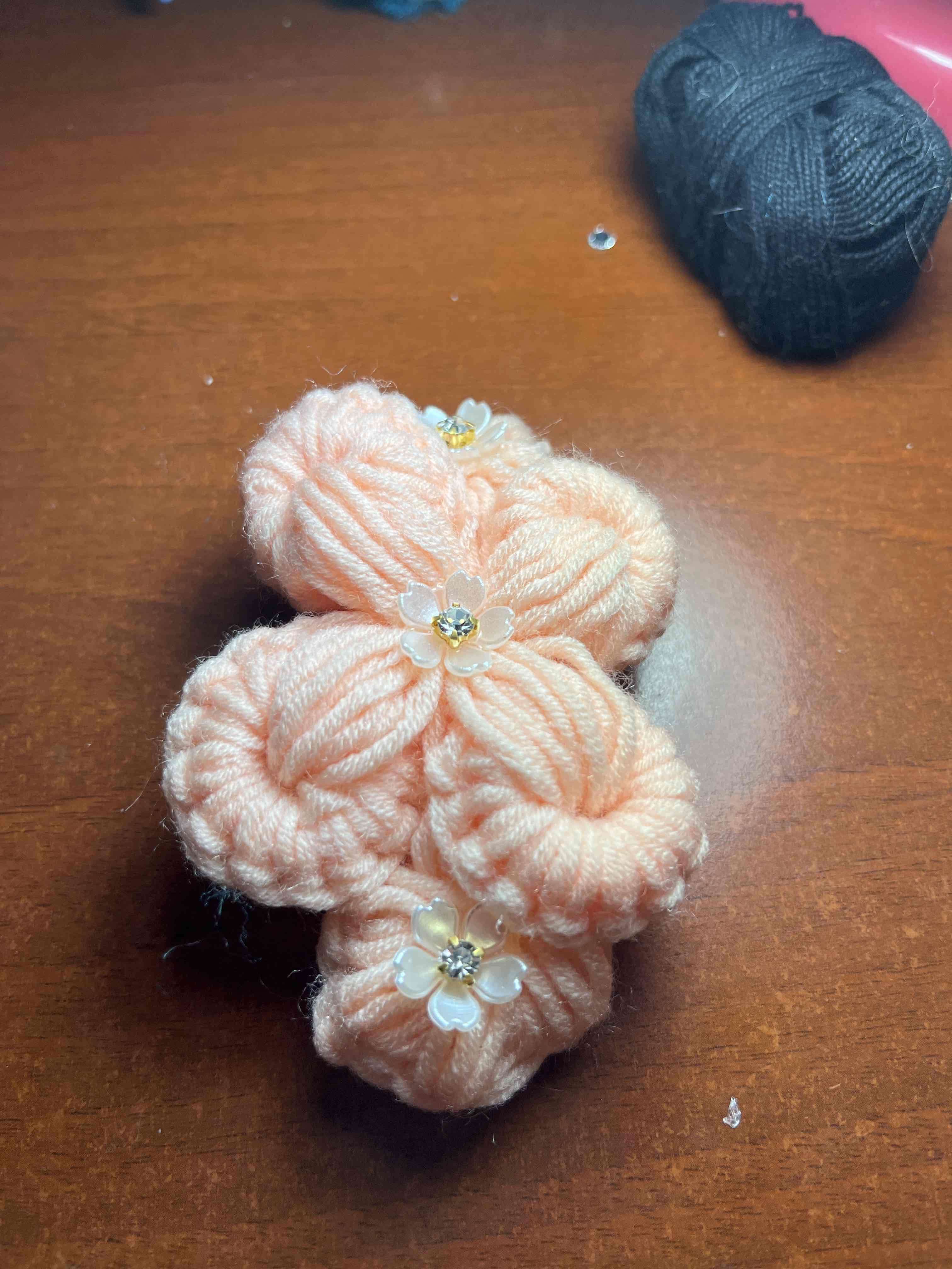 Coletero de lana rosa con flores - miniatura 3