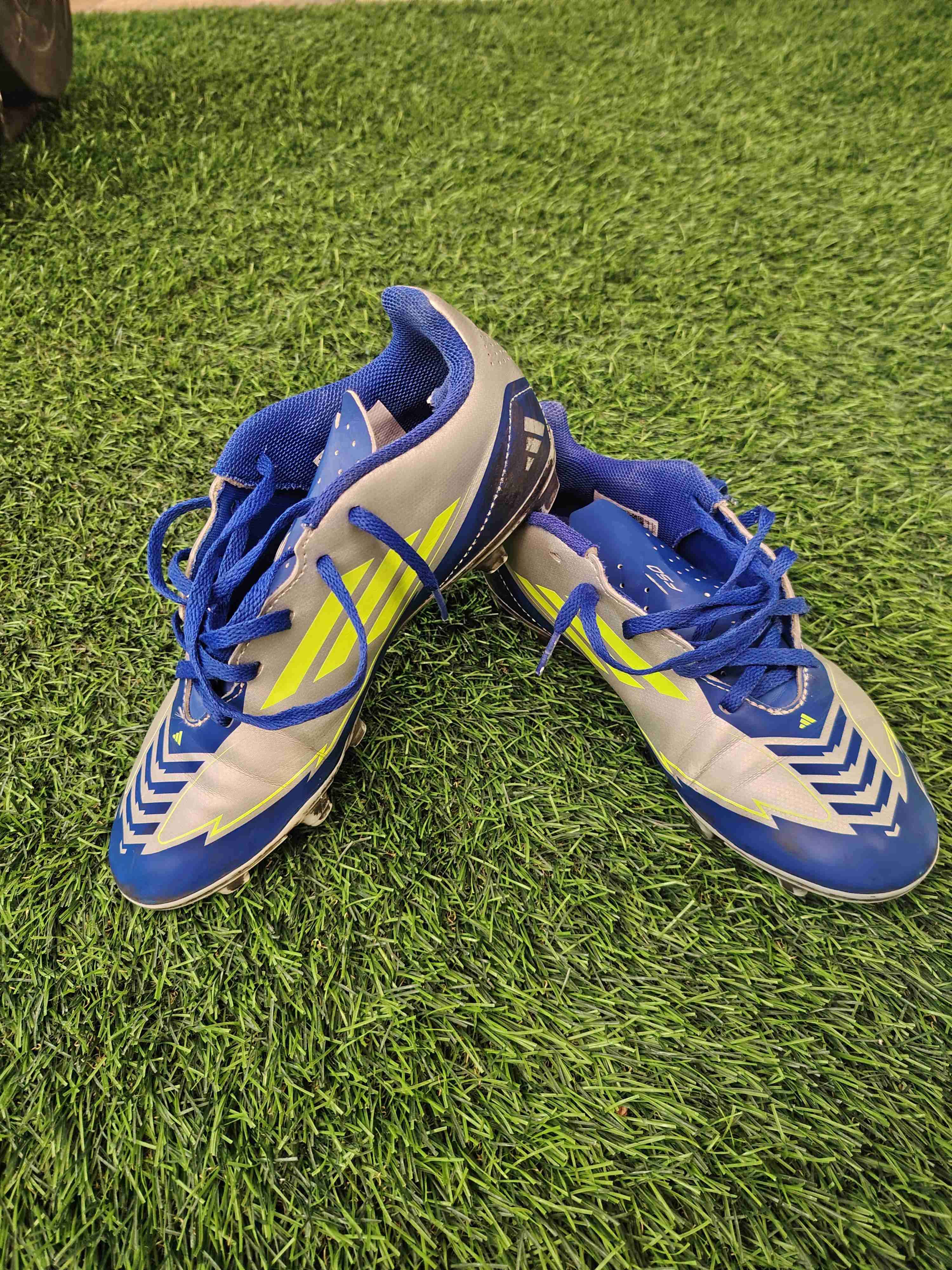 Zapatos de fútbol azul y amarillo