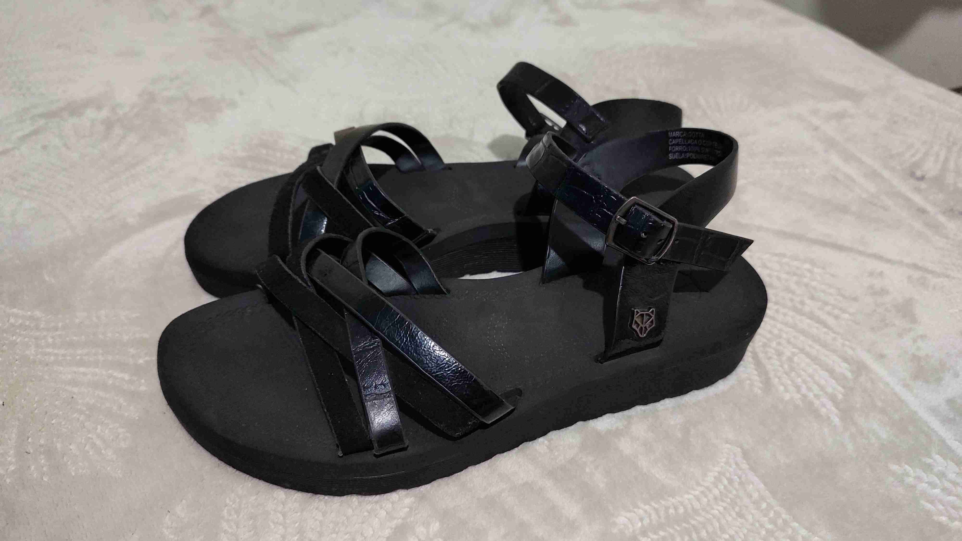 Sandalias negras con hebilla - miniatura 1