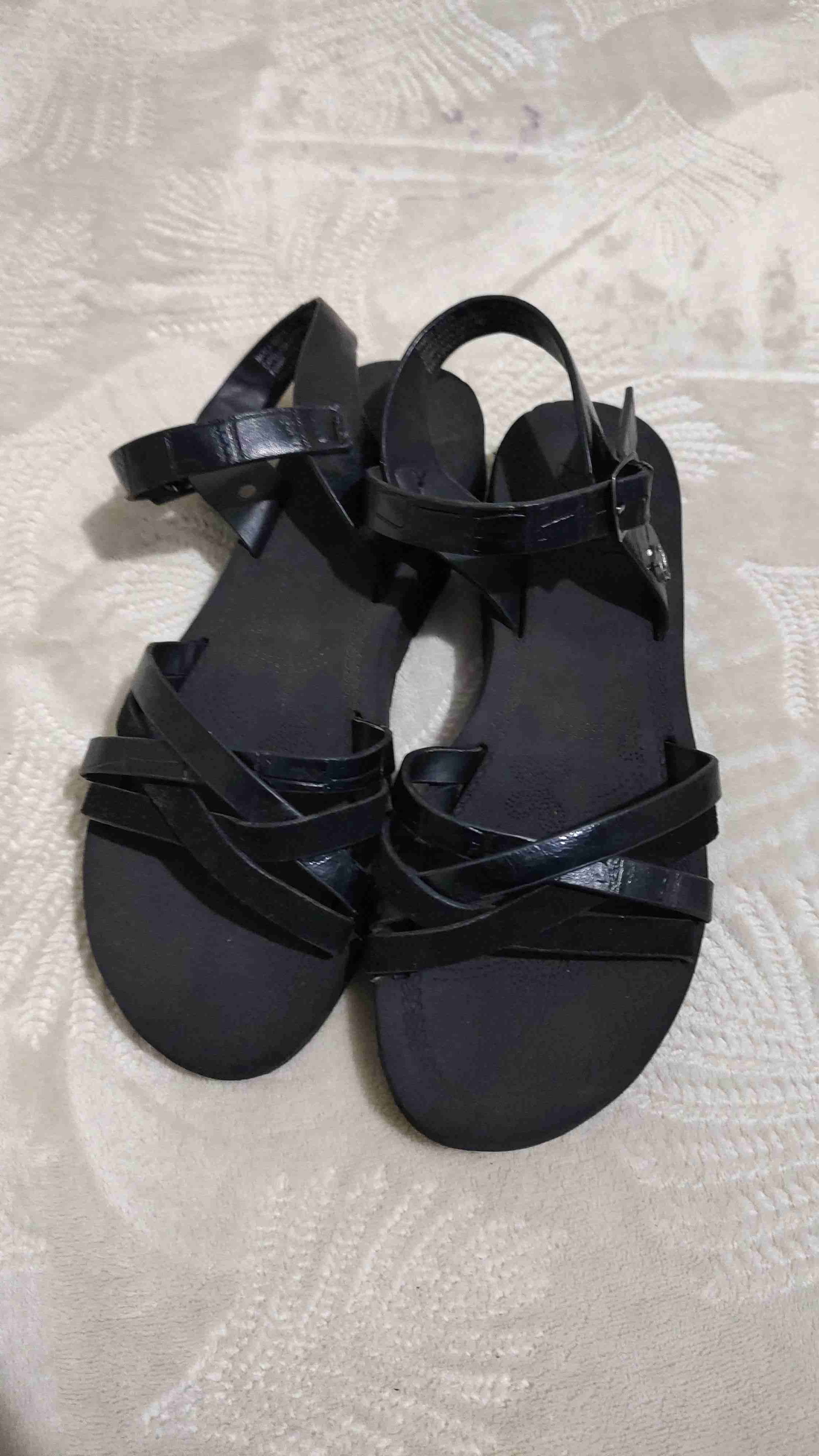 Sandalias negras con hebilla - miniatura 2