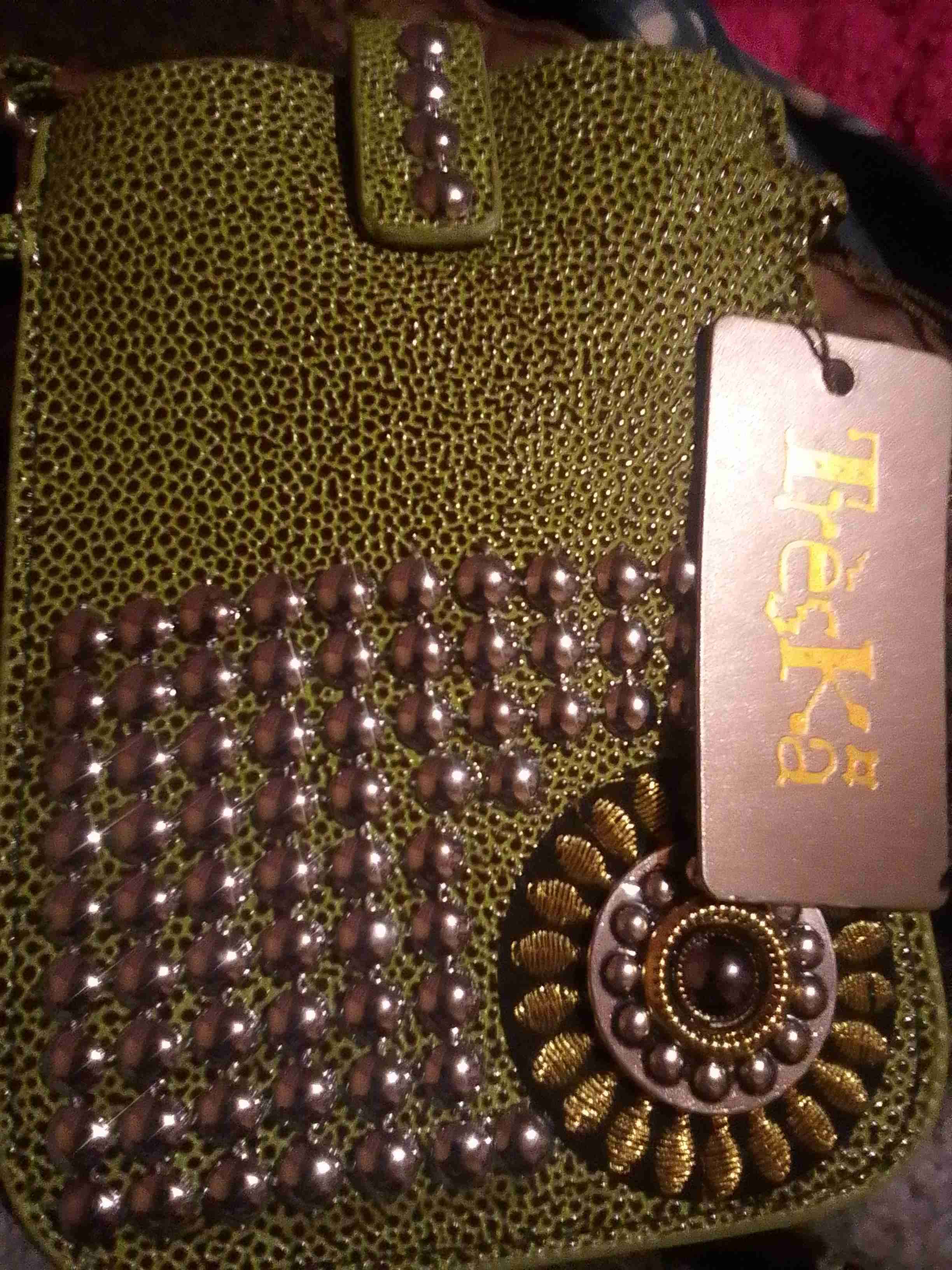 Cartera verde con detalles metálicos