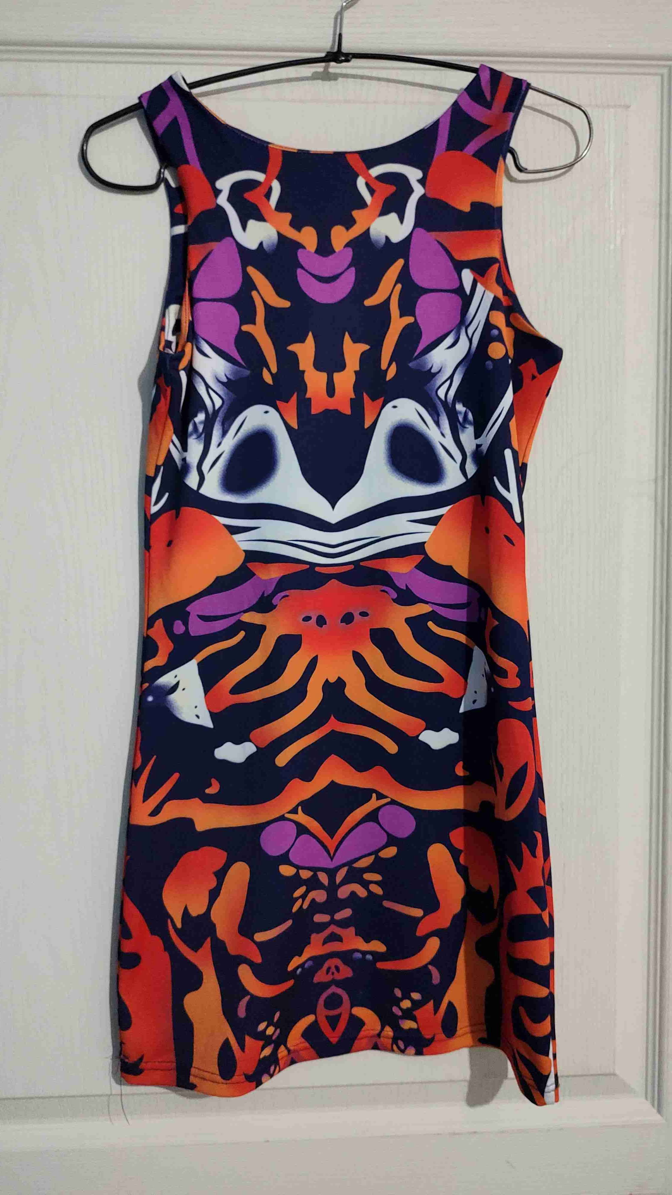 Vestido corto estampado vibrante