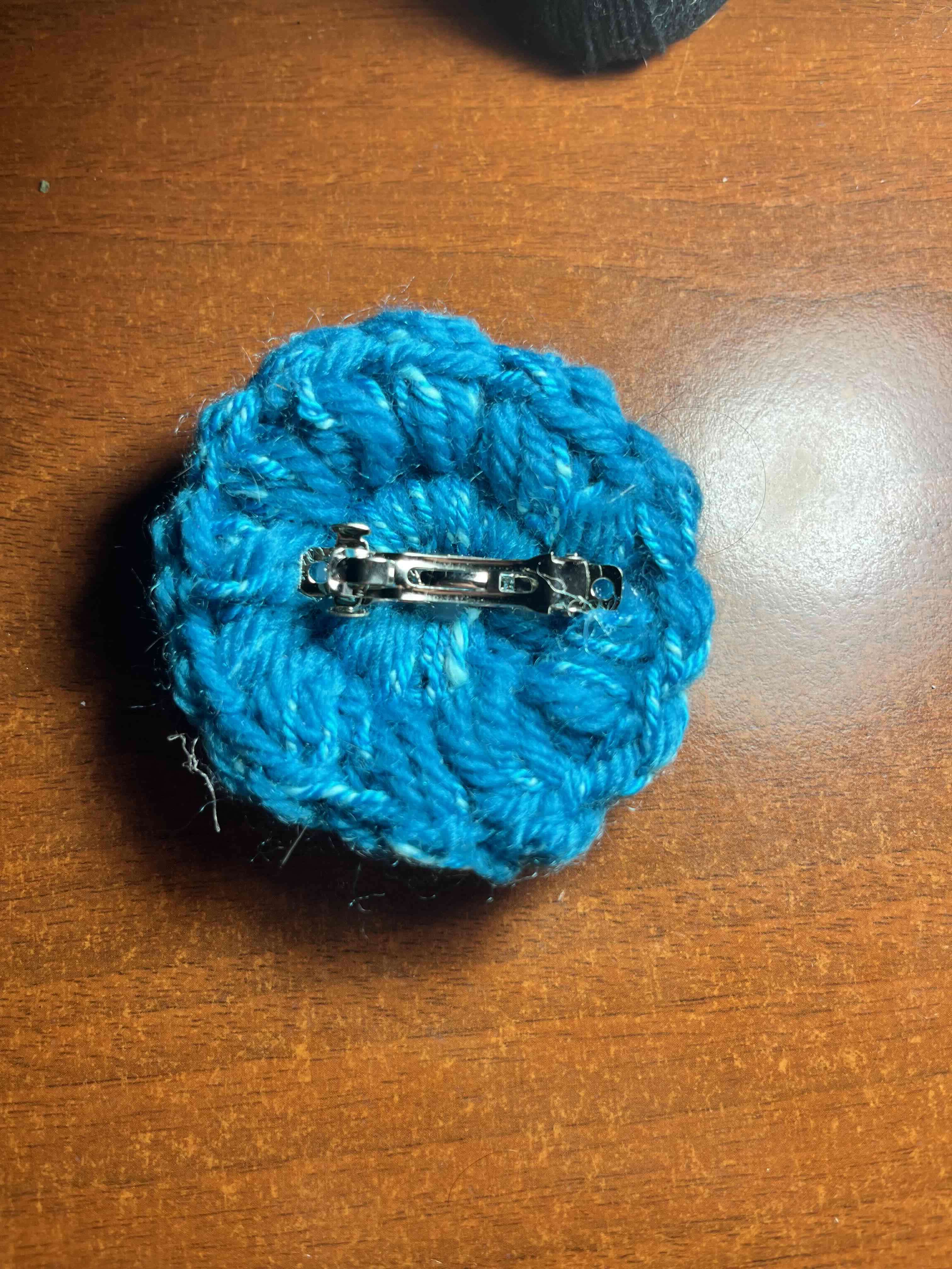Broche de lana azul - miniatura 2