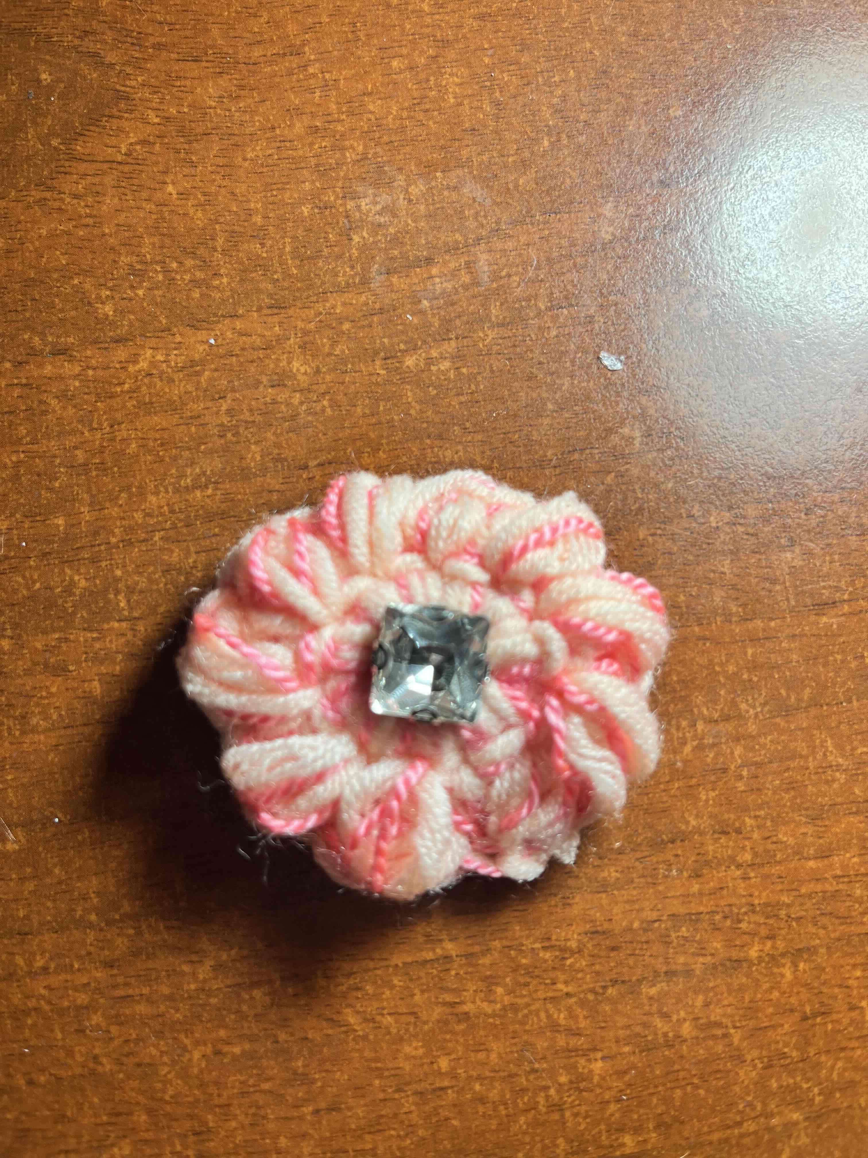 Broche de lana rosa con adorno - miniatura 1