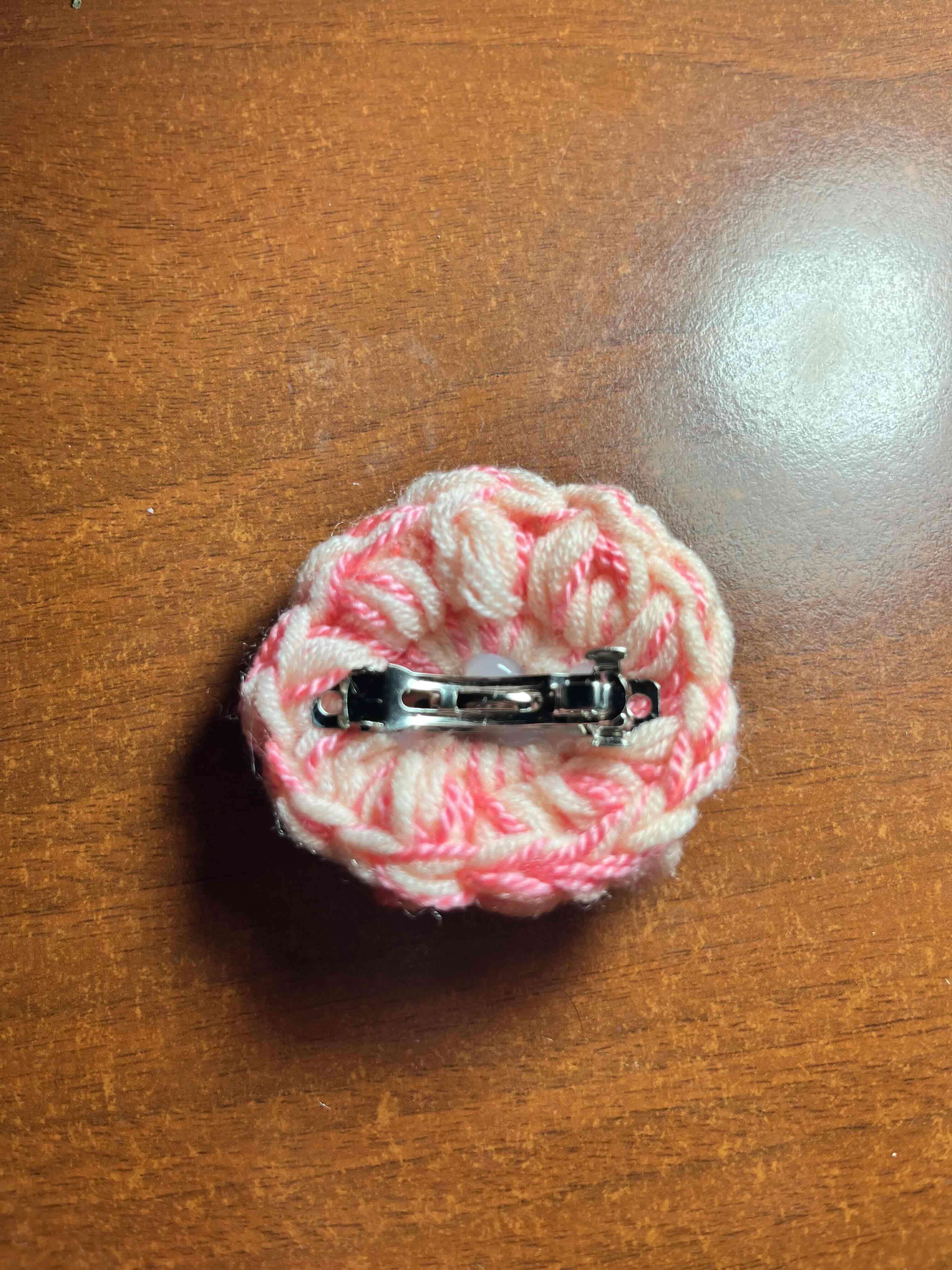 Broche de lana rosa con adorno - miniatura 2