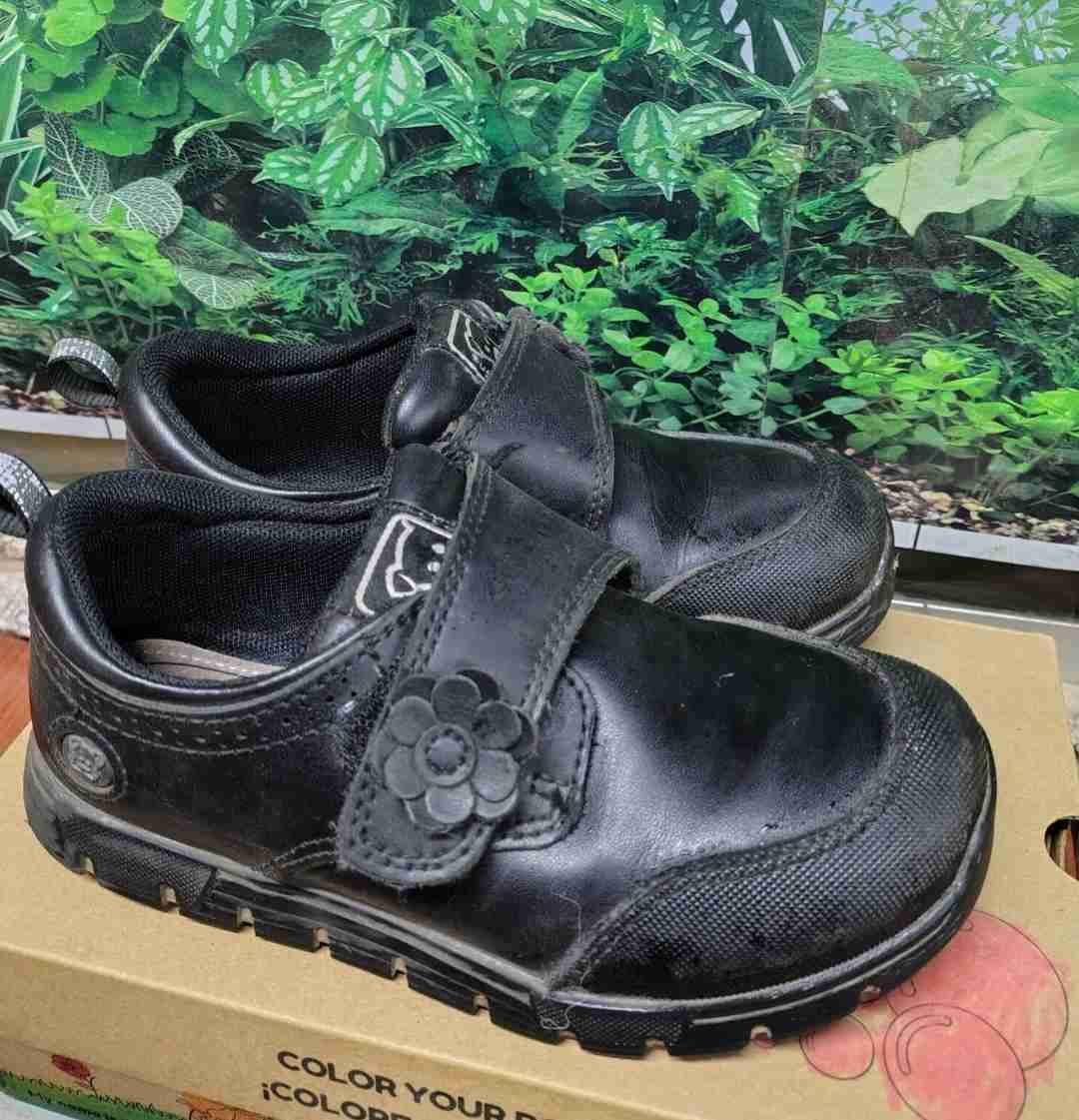 Zapatos negros de niña con velcro talla 30