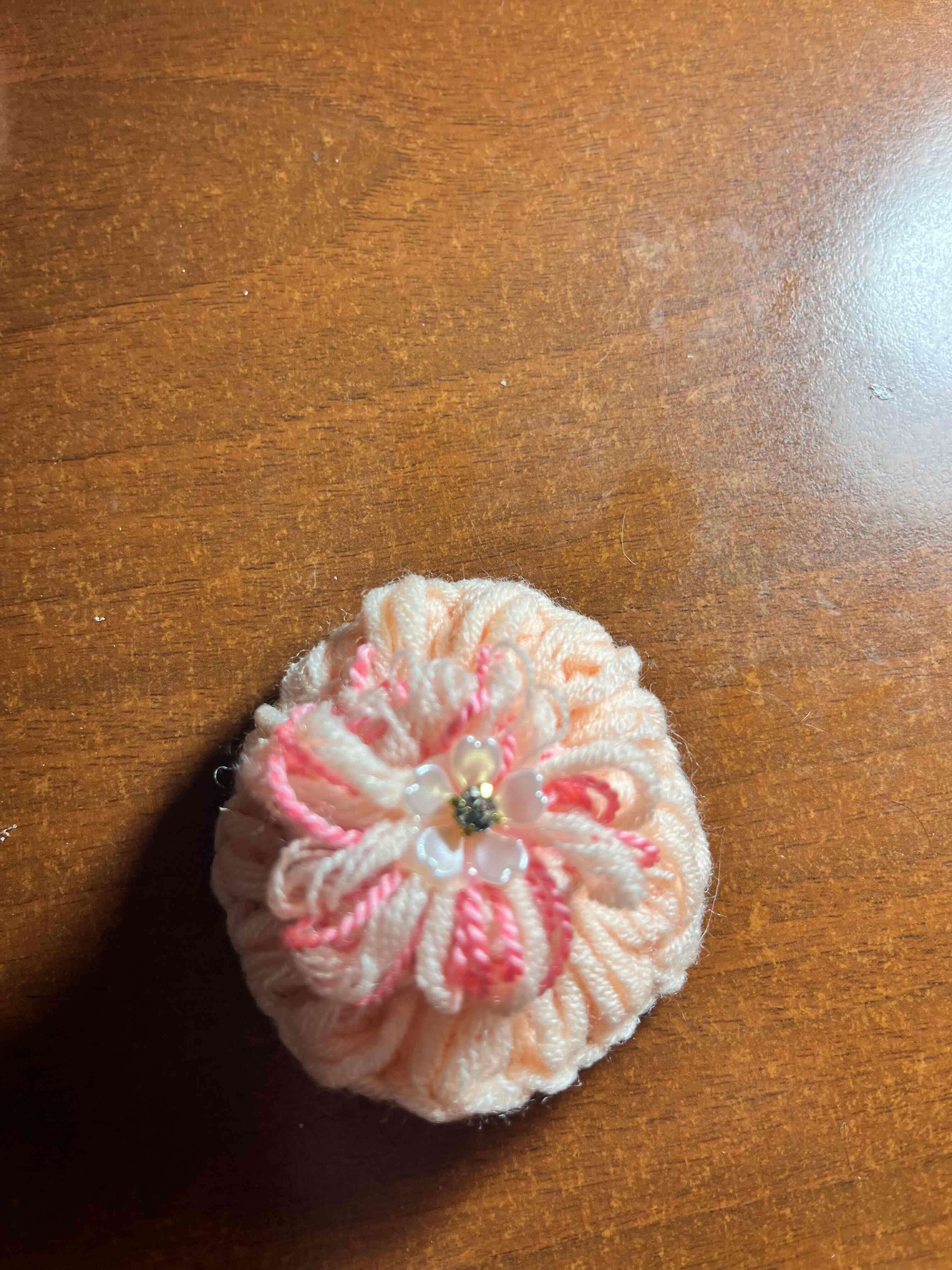 Broche de lana con flor - miniatura 1