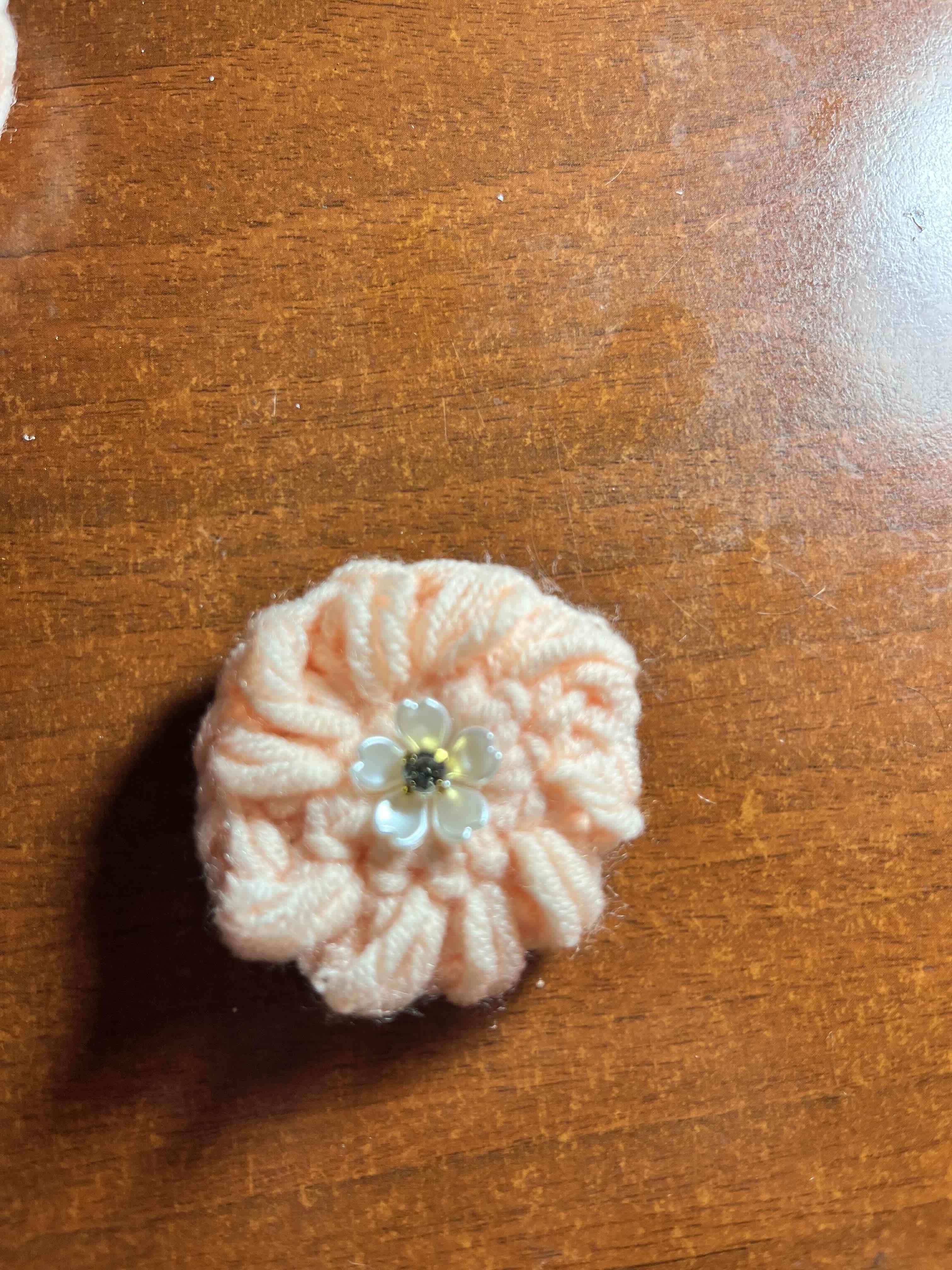 Broche de lana con flor - miniatura 3