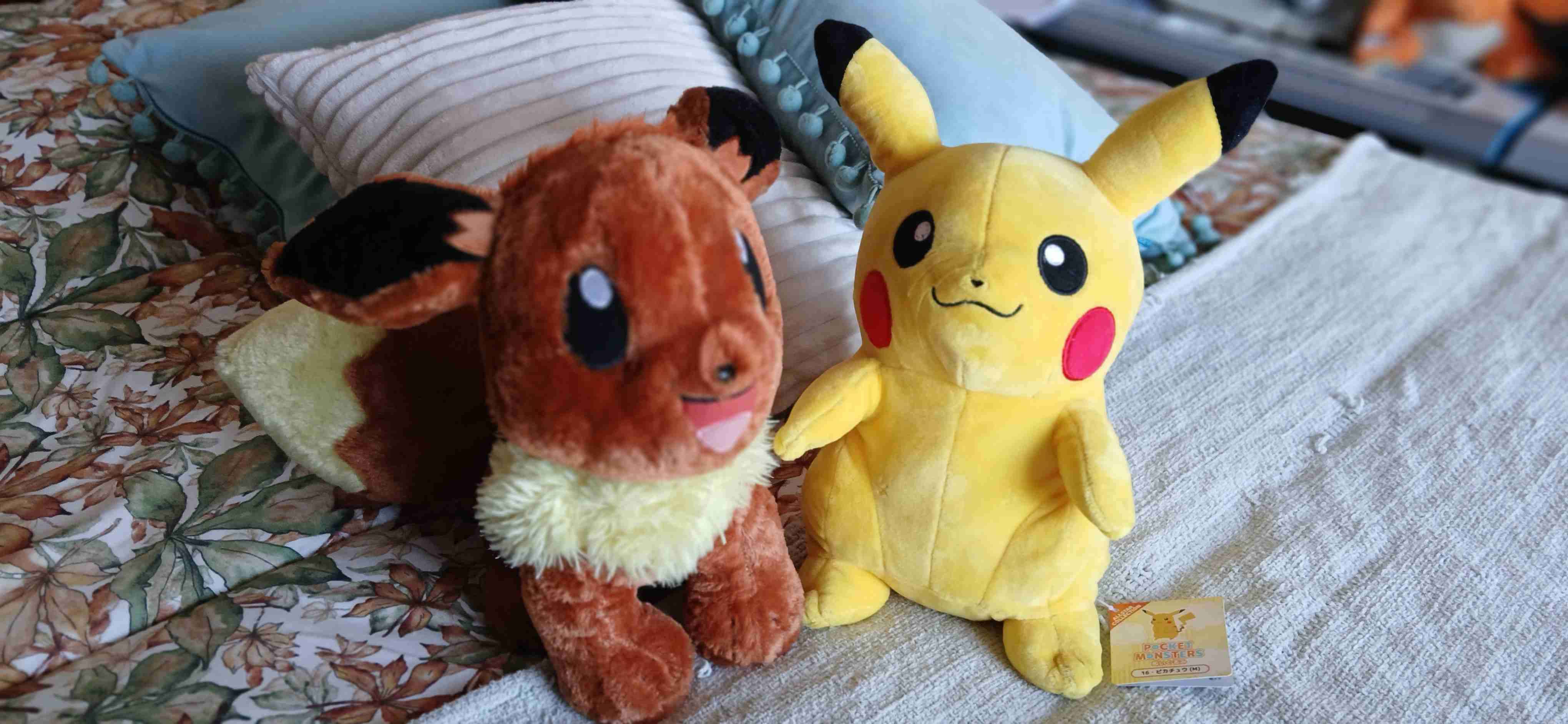 Peluches Pikachu y Eevee - miniatura 1