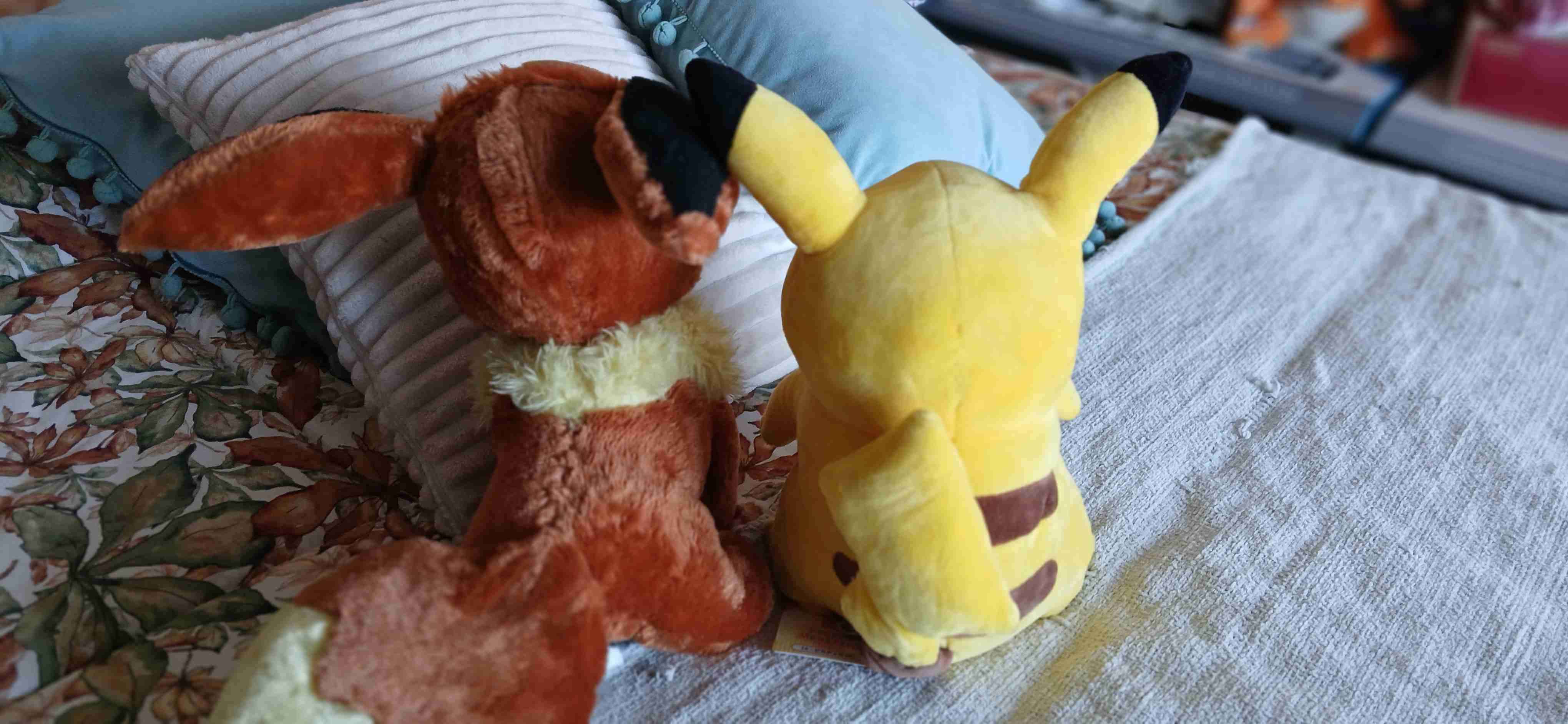 Peluches Pikachu y Eevee - miniatura 2