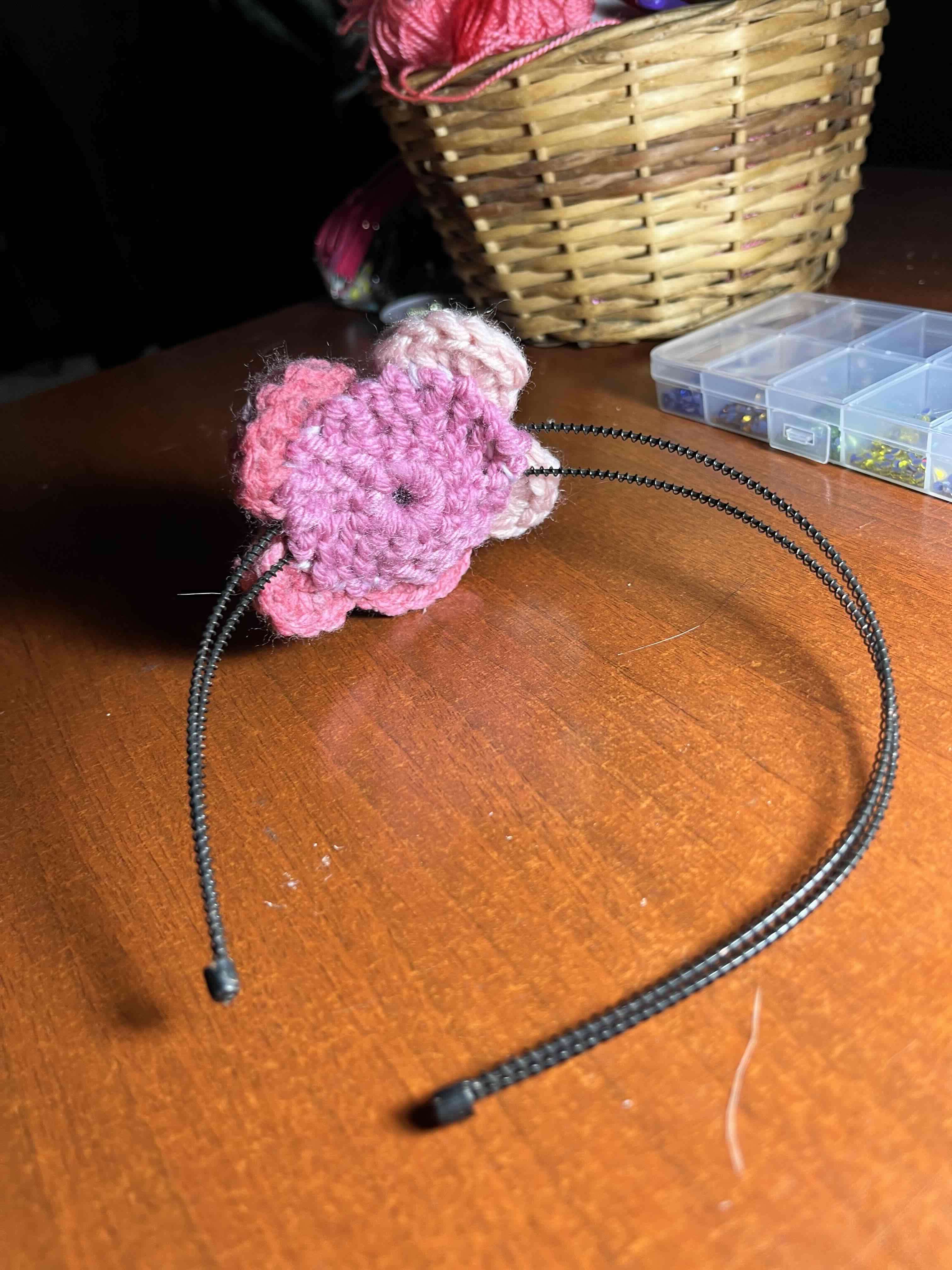 Diadema con flores tejidas - miniatura 2