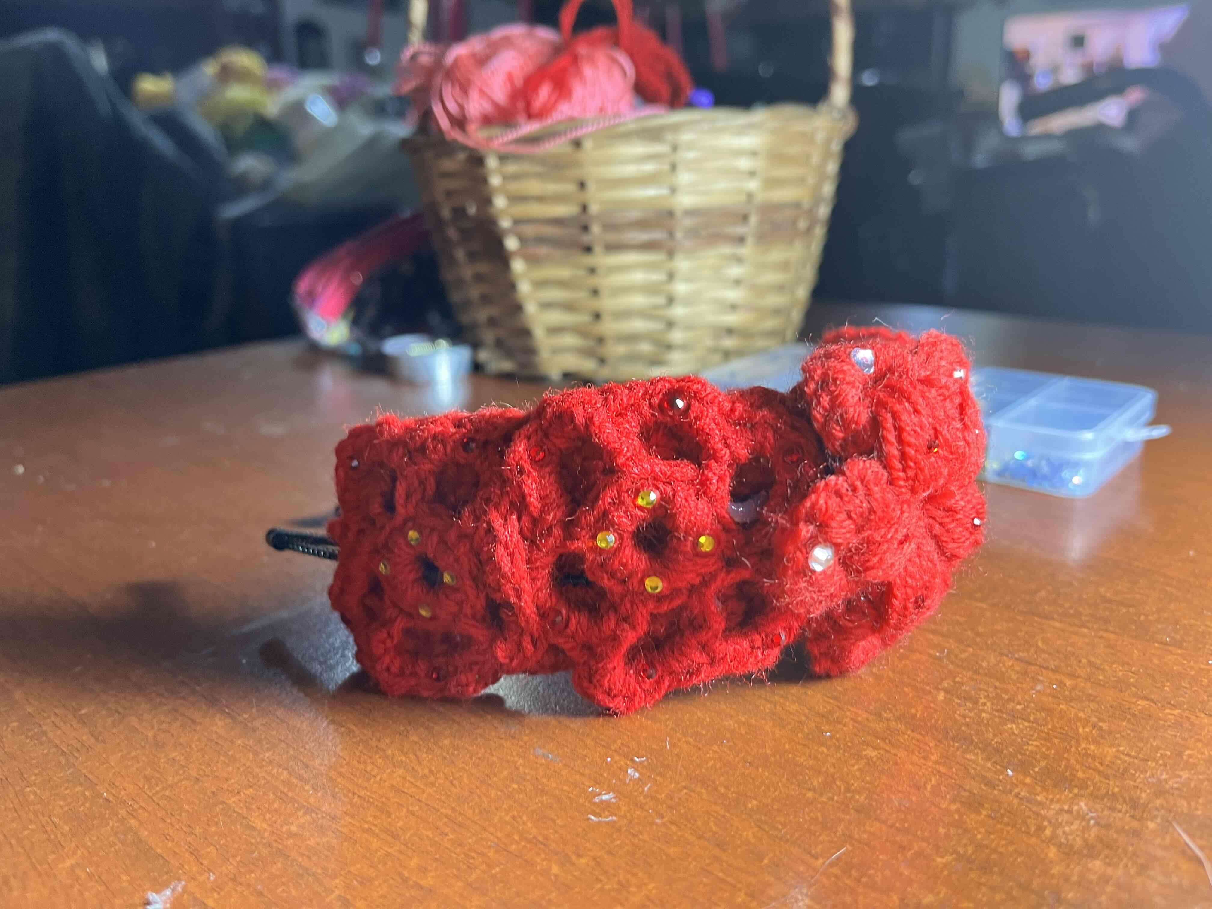 Diadema con flores tejidas rojas - miniatura 1