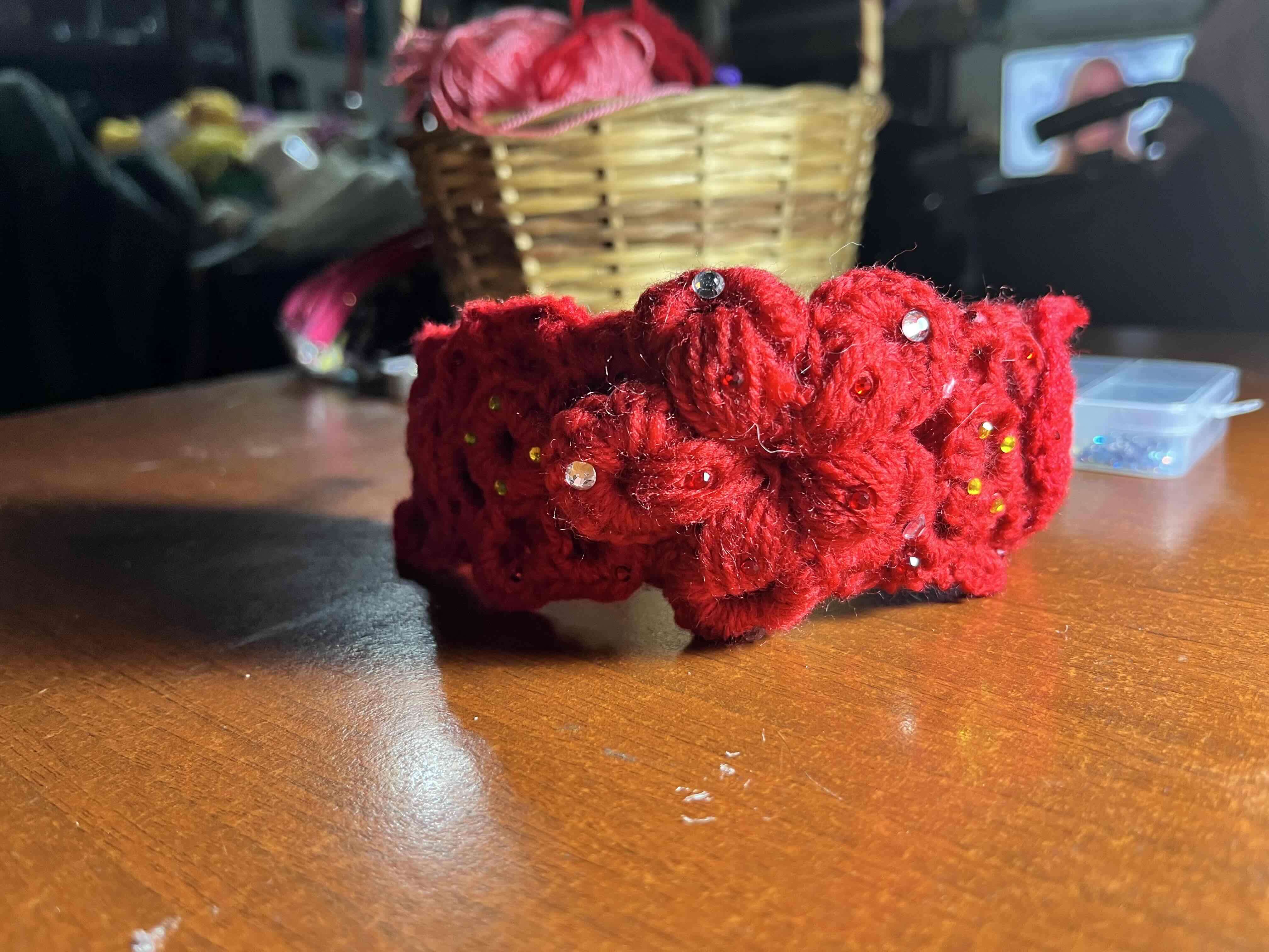 Diadema con flores tejidas rojas - miniatura 2