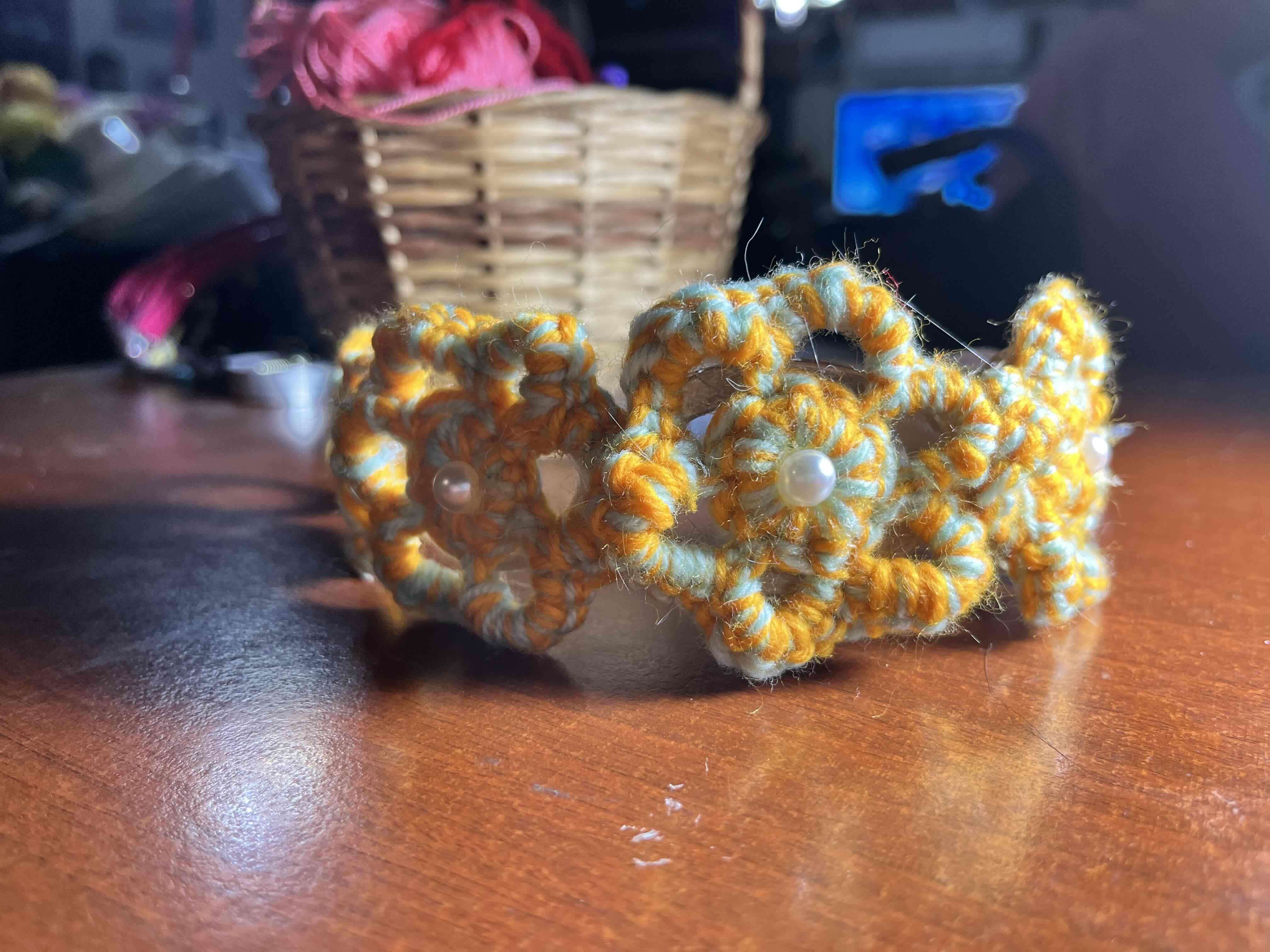 Cintillo  artesanal de crochet amarilla - miniatura 1