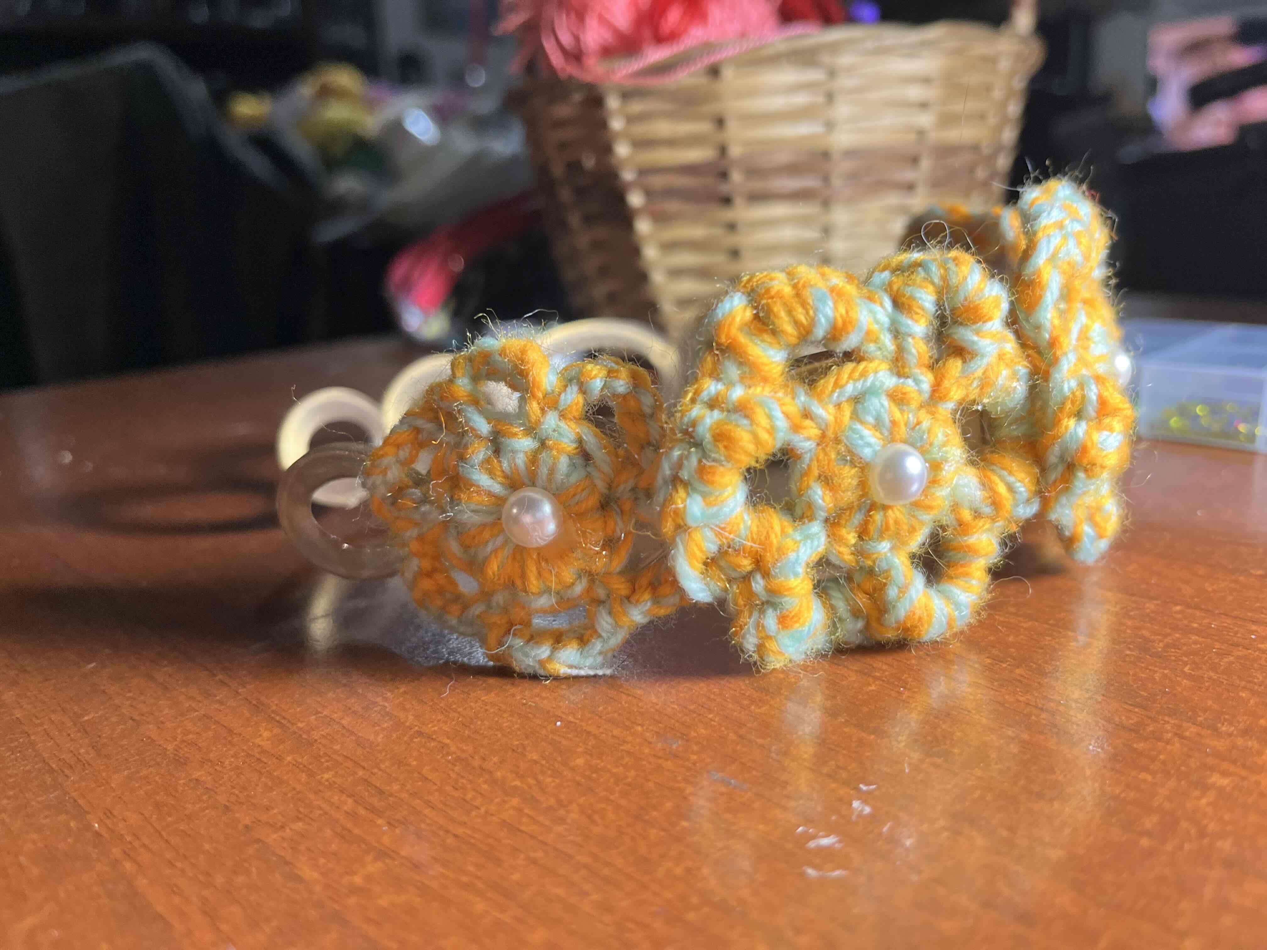 Cintillo  artesanal de crochet amarilla - miniatura 2