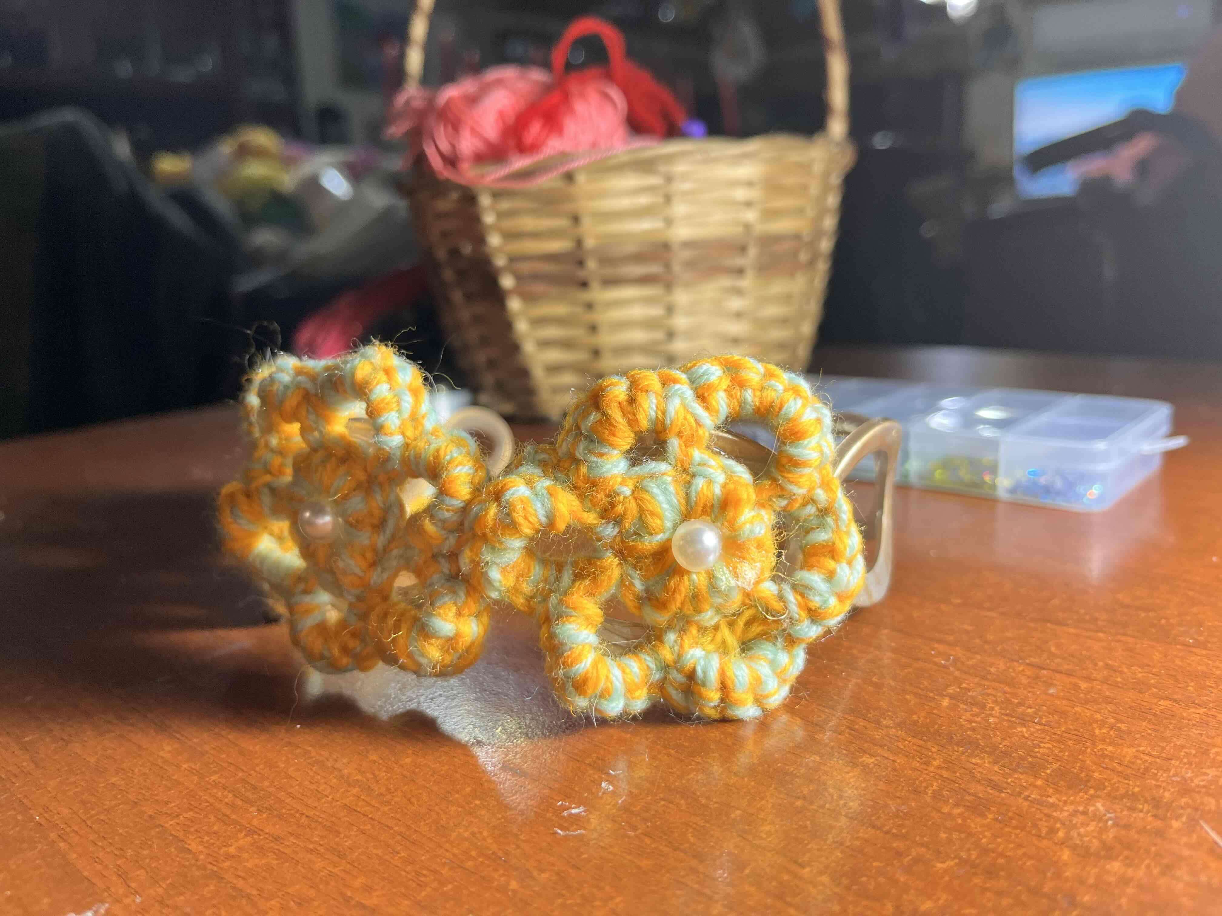 Cintillo  artesanal de crochet amarilla - miniatura 3