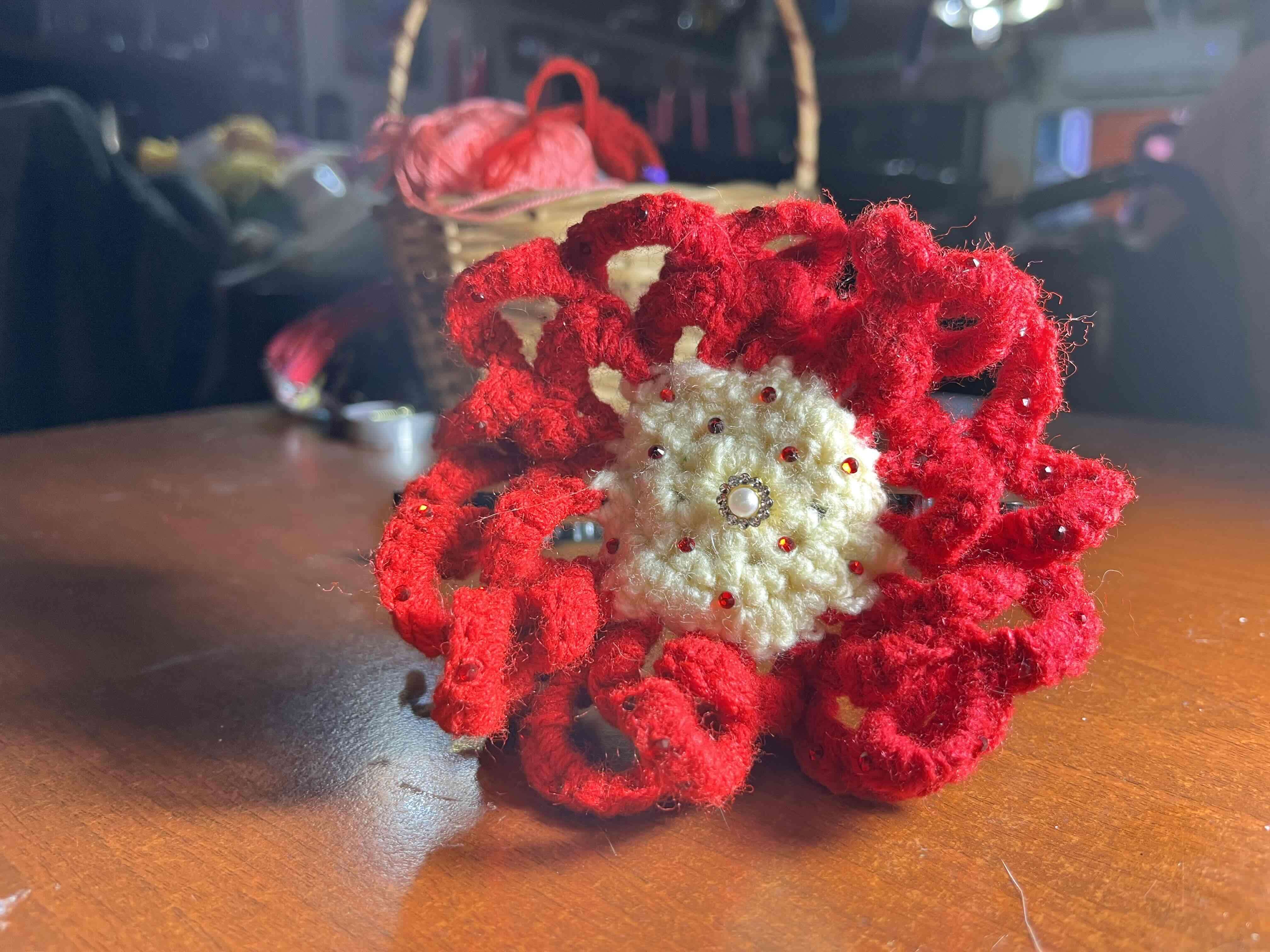 Flor tejida decorativa roja - miniatura 1