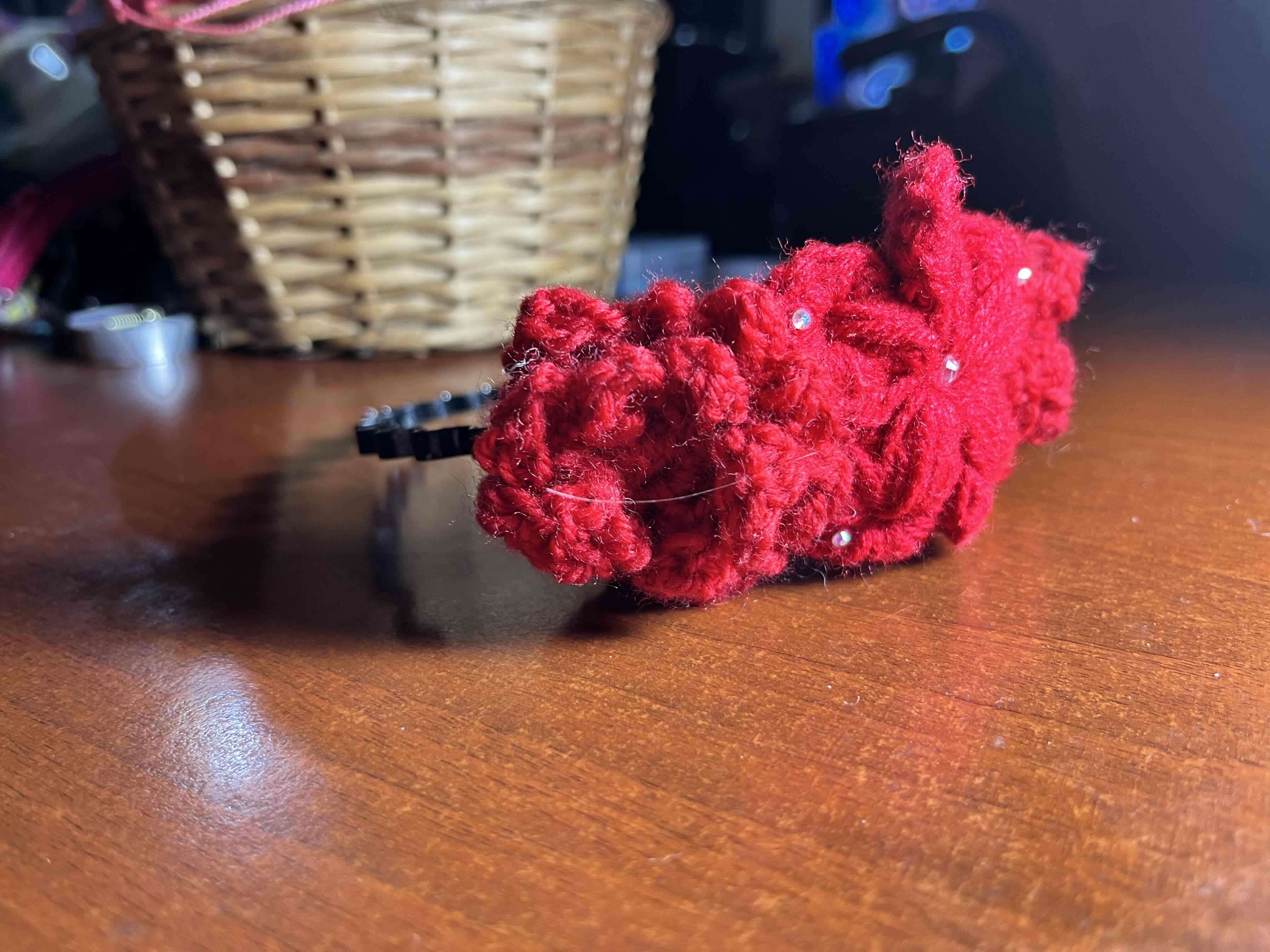 Diadema con flores rojas tejidas - miniatura 1