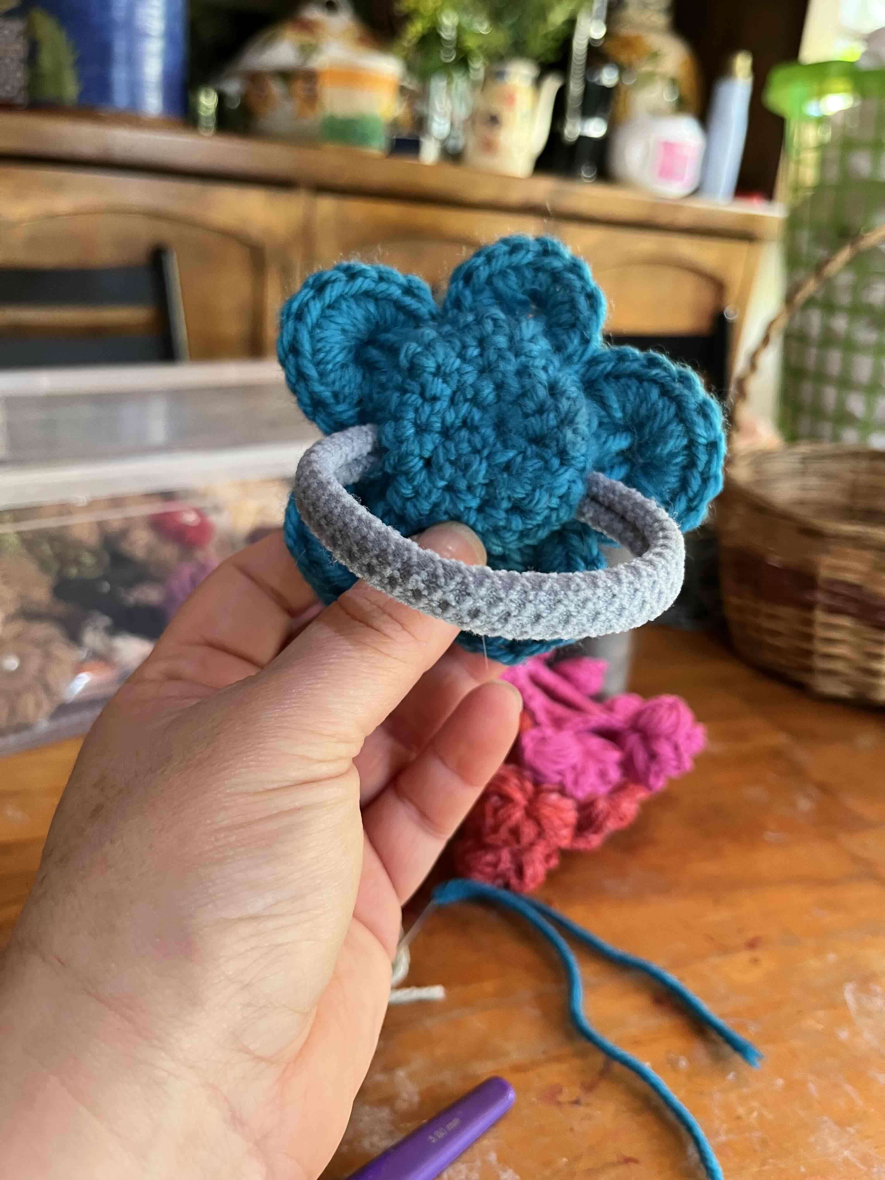 Flor decorativa de lana azul - miniatura 3