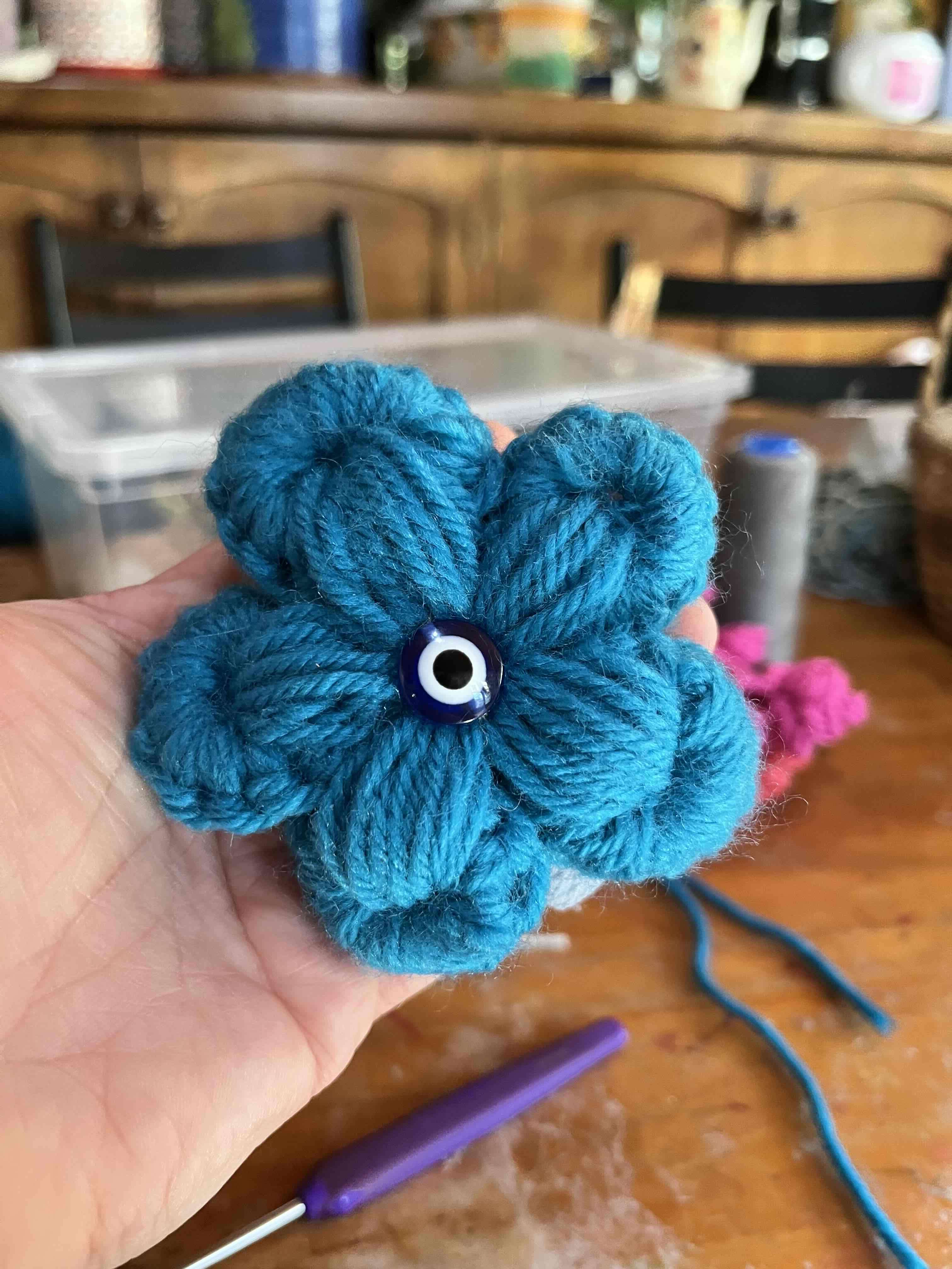 Flor decorativa de lana azul - miniatura 4