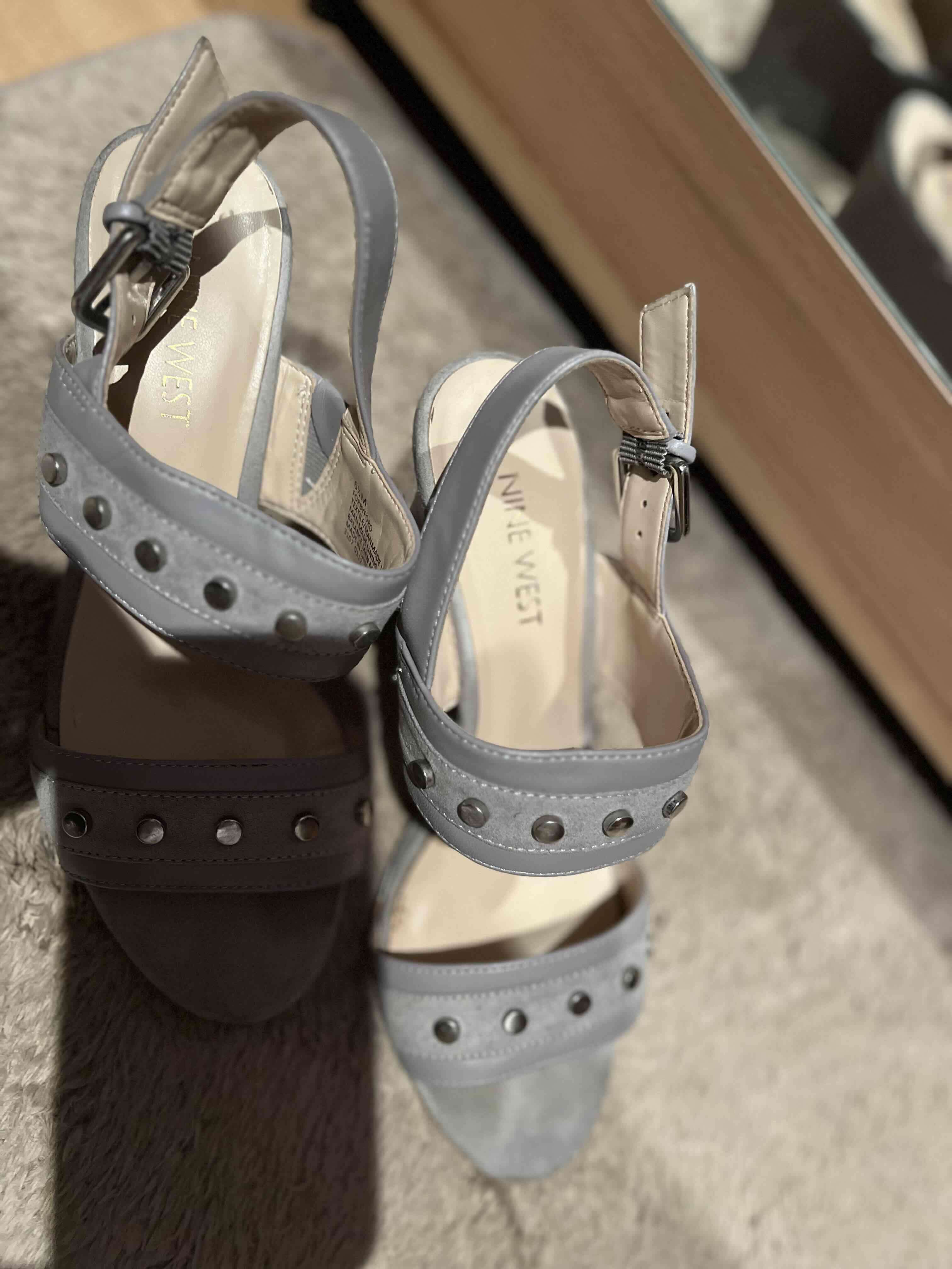 Sandalias grises con tachas Nine West - miniatura 1