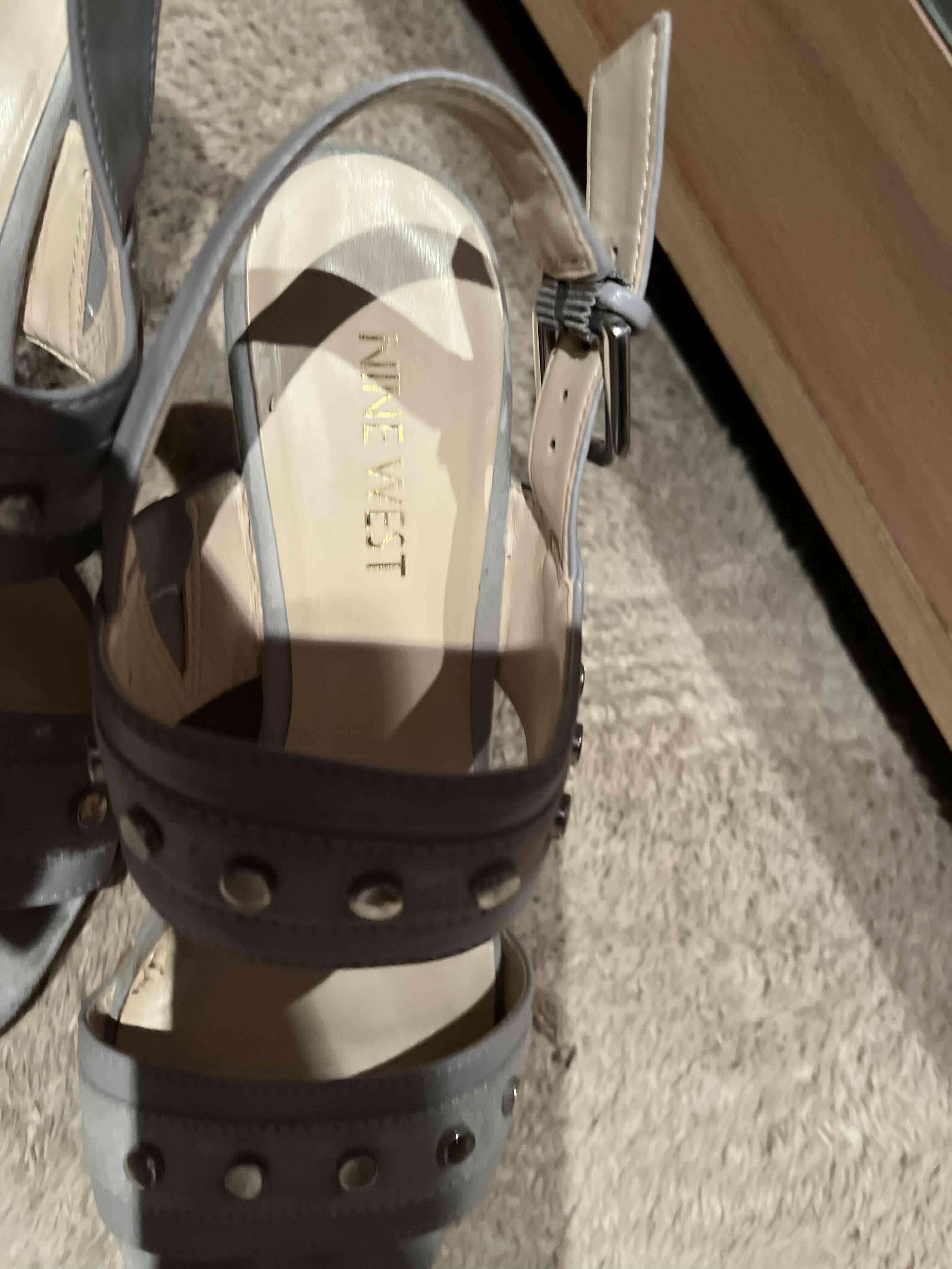 Sandalias grises con tachas Nine West - miniatura 3