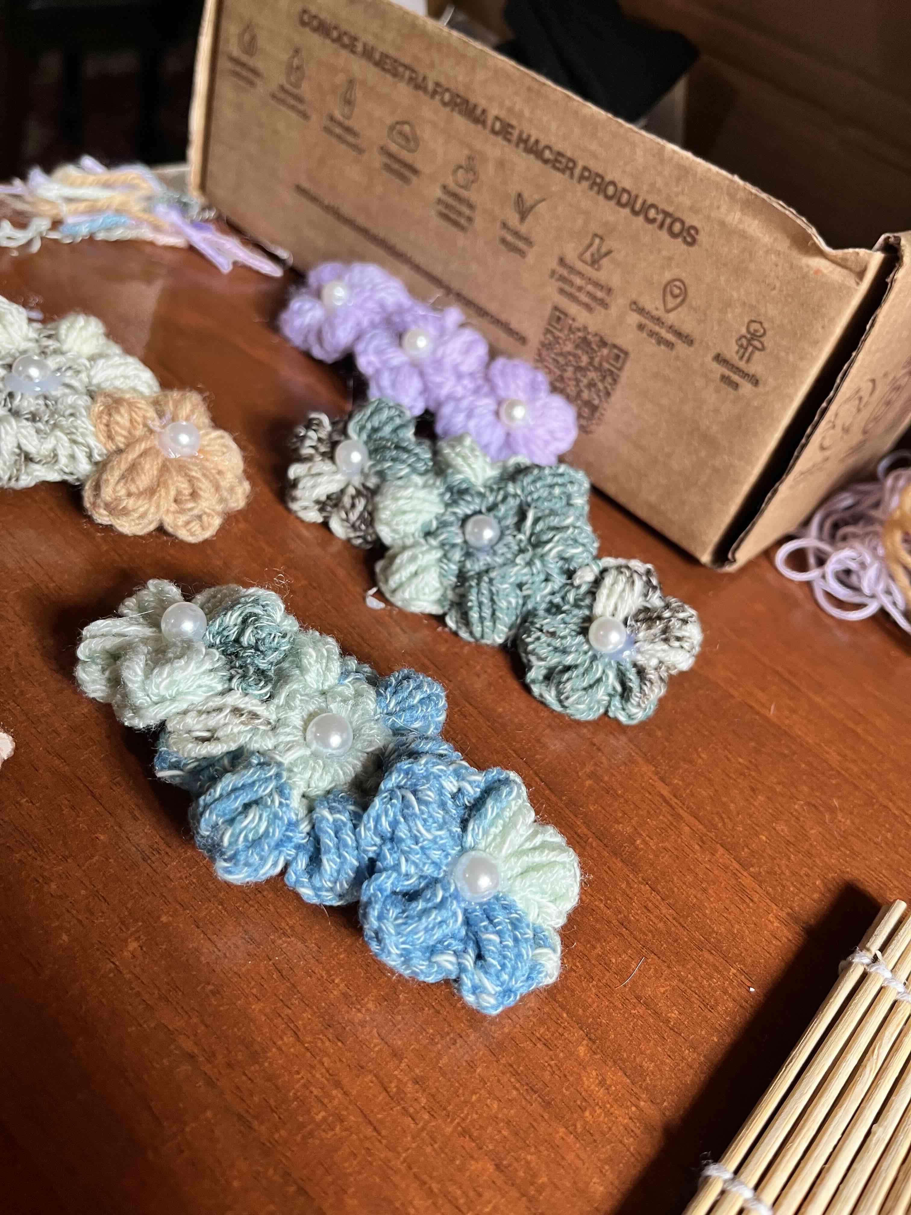 Set de flores tejidas a mano - miniatura 2